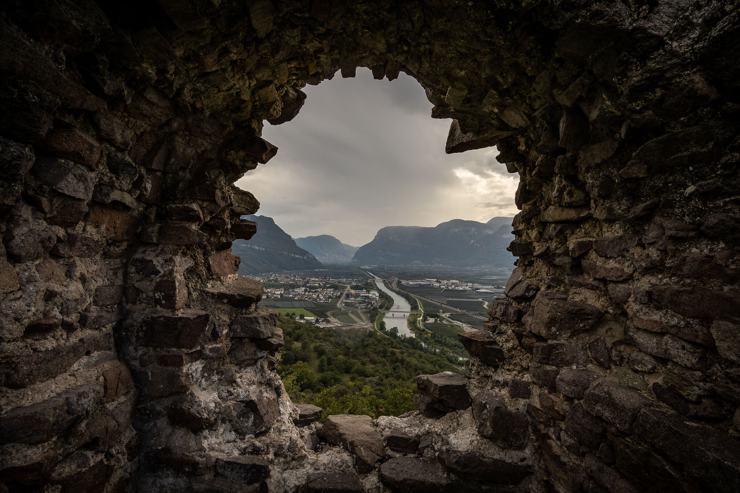 Rovine di Castelfeder con vista sulla Bassa Atesina