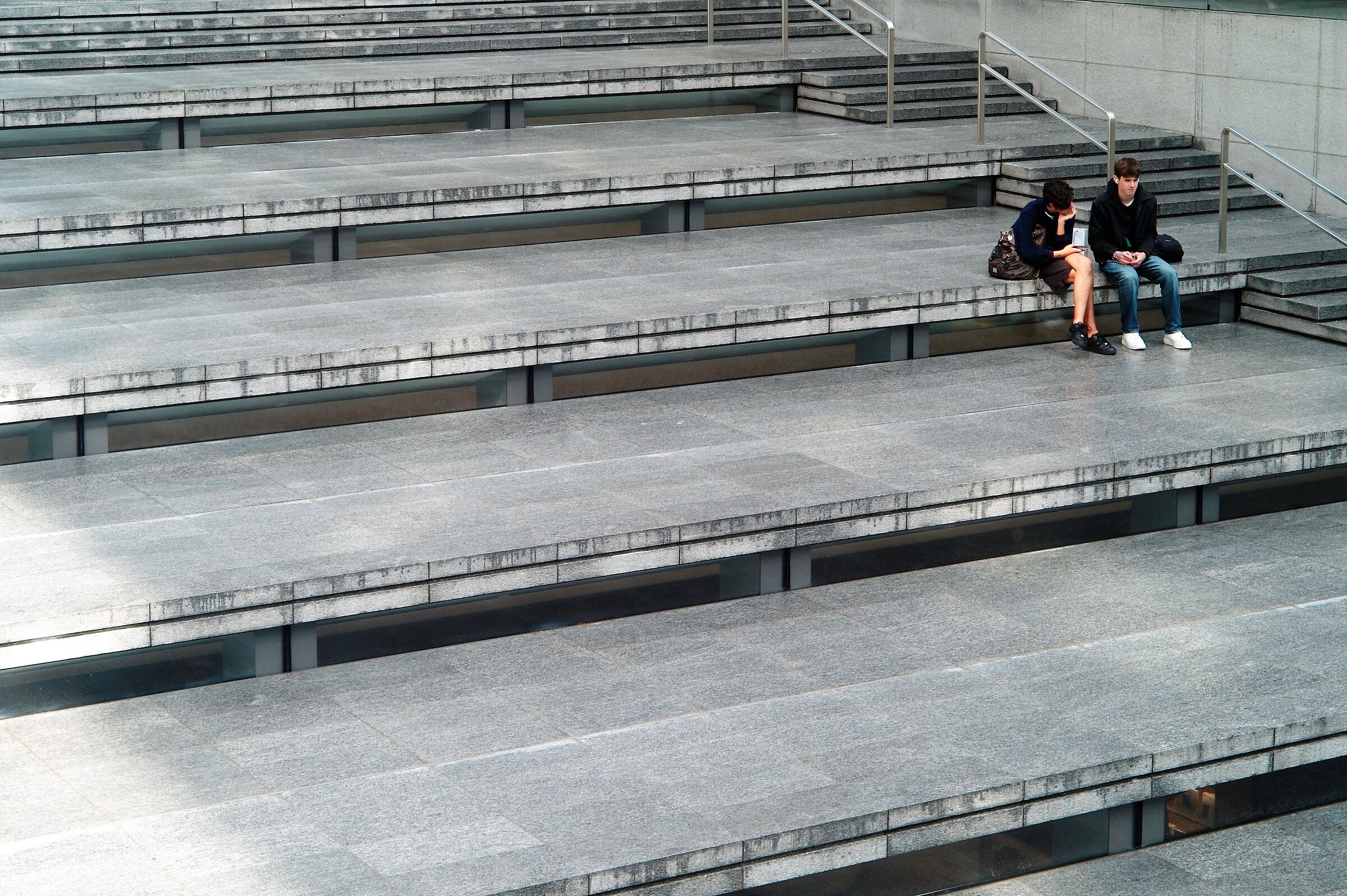 Con tutto lo spazio che c'è......sembrano in cast...