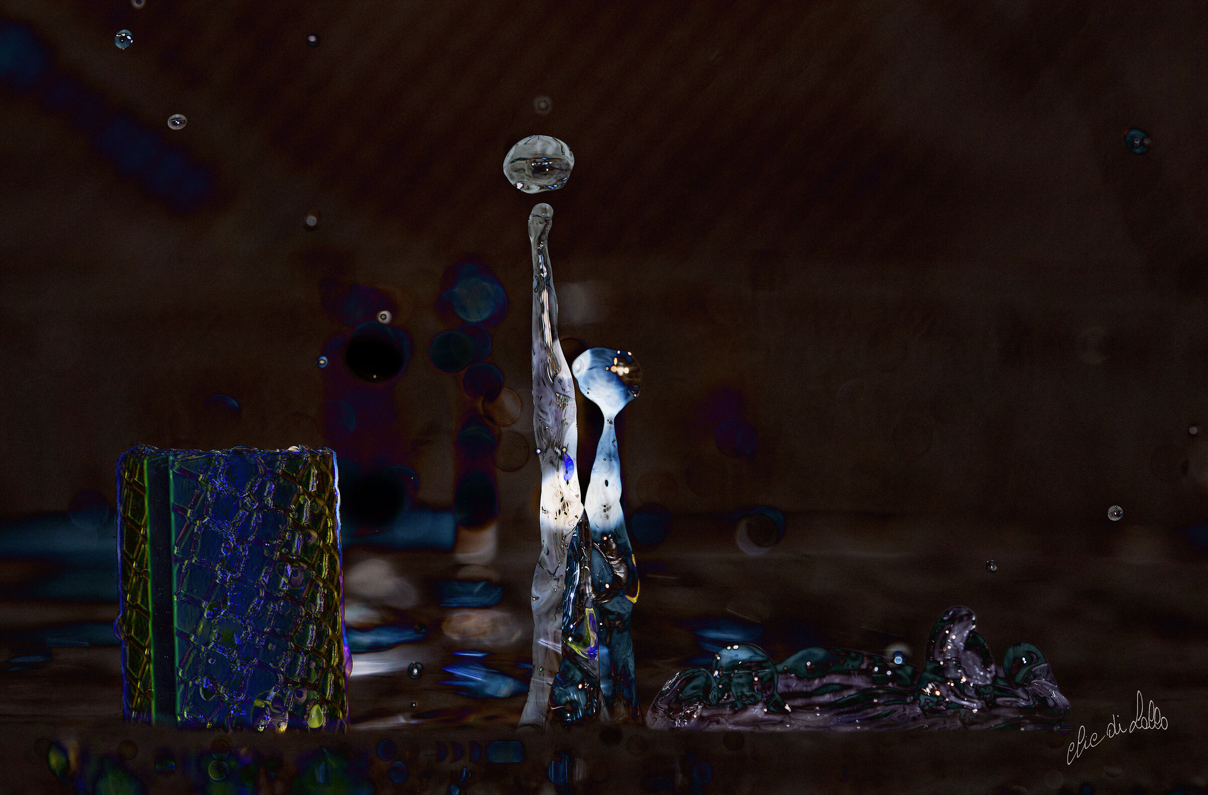 Gocce!! Luci, specchi, tubi fluo, pietre dure e acqua.