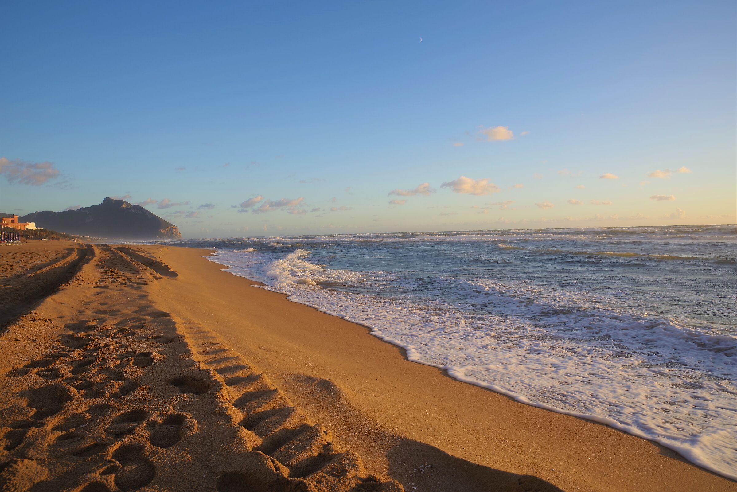 Sabaudia spiaggia e monte Circeo