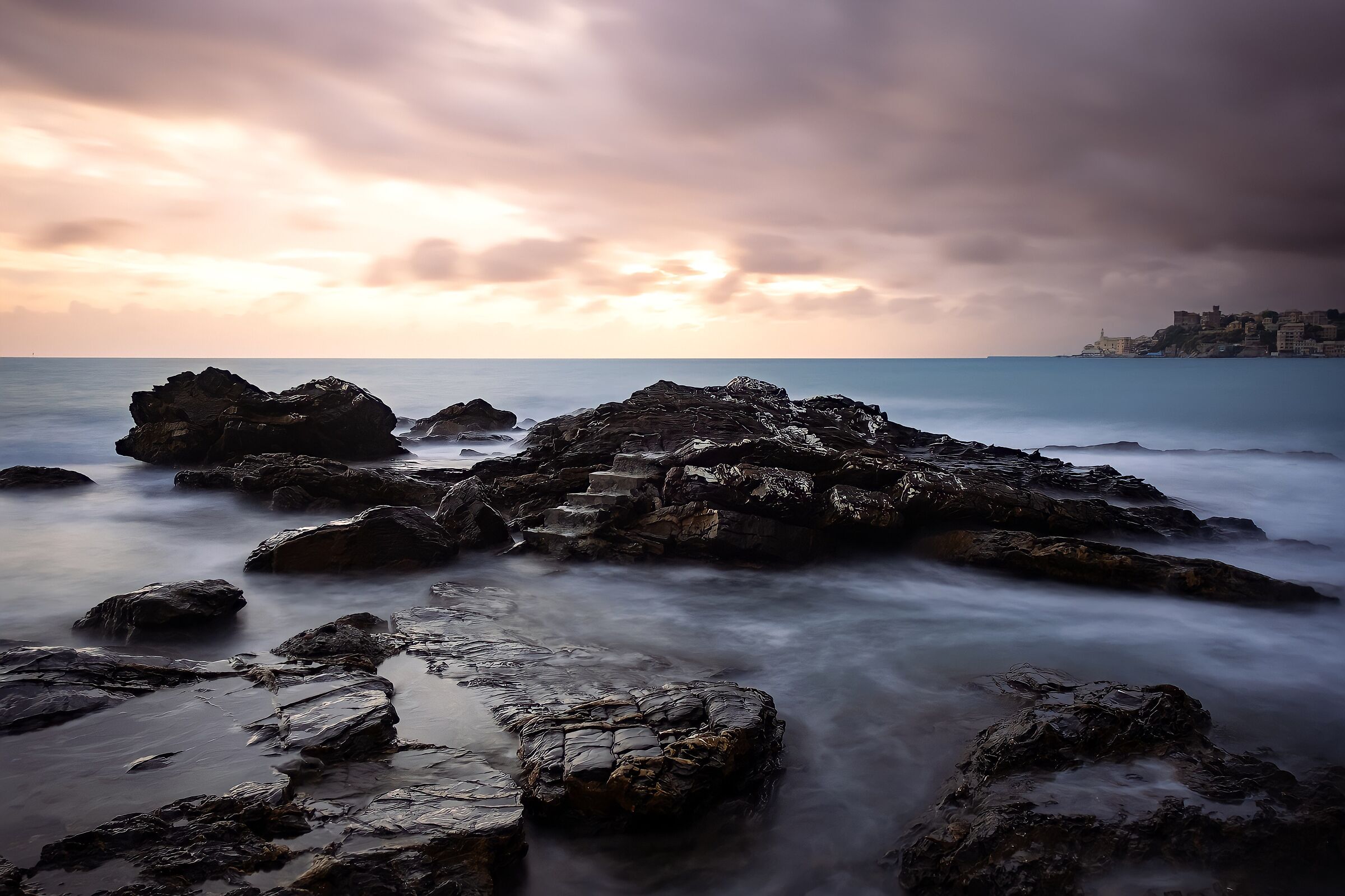 Scoglio sul mare