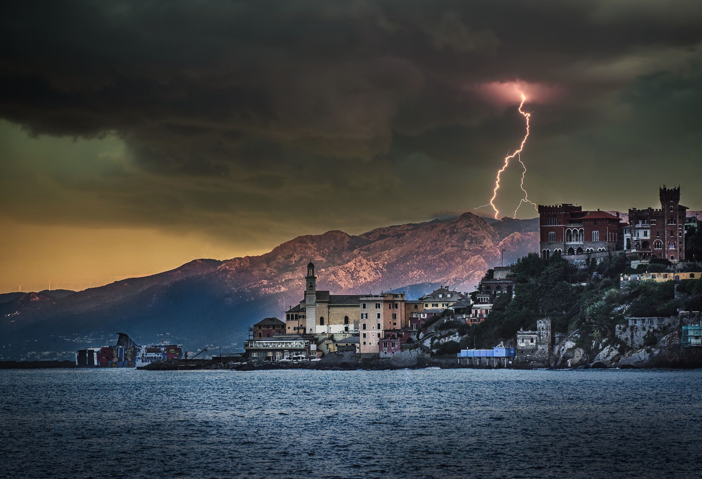 Genova,veduta verso Capo Santa Chiara...the storm !