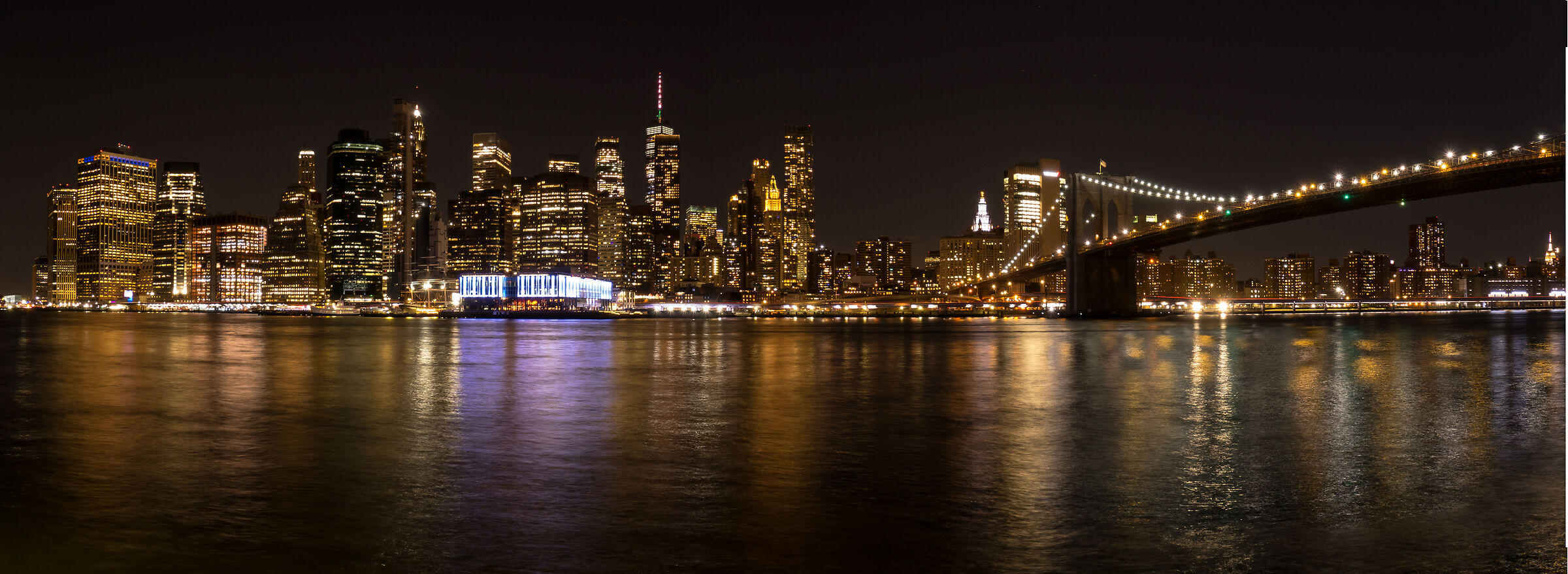 Panoramica notturna di Manhattan