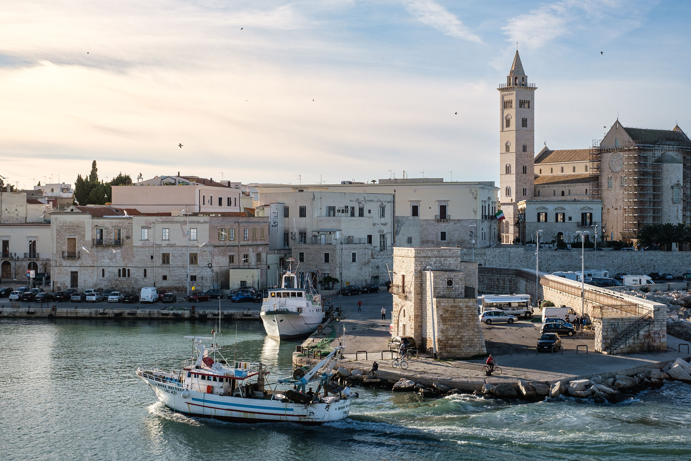 Rientro del peschereccio nel porto di Trani.