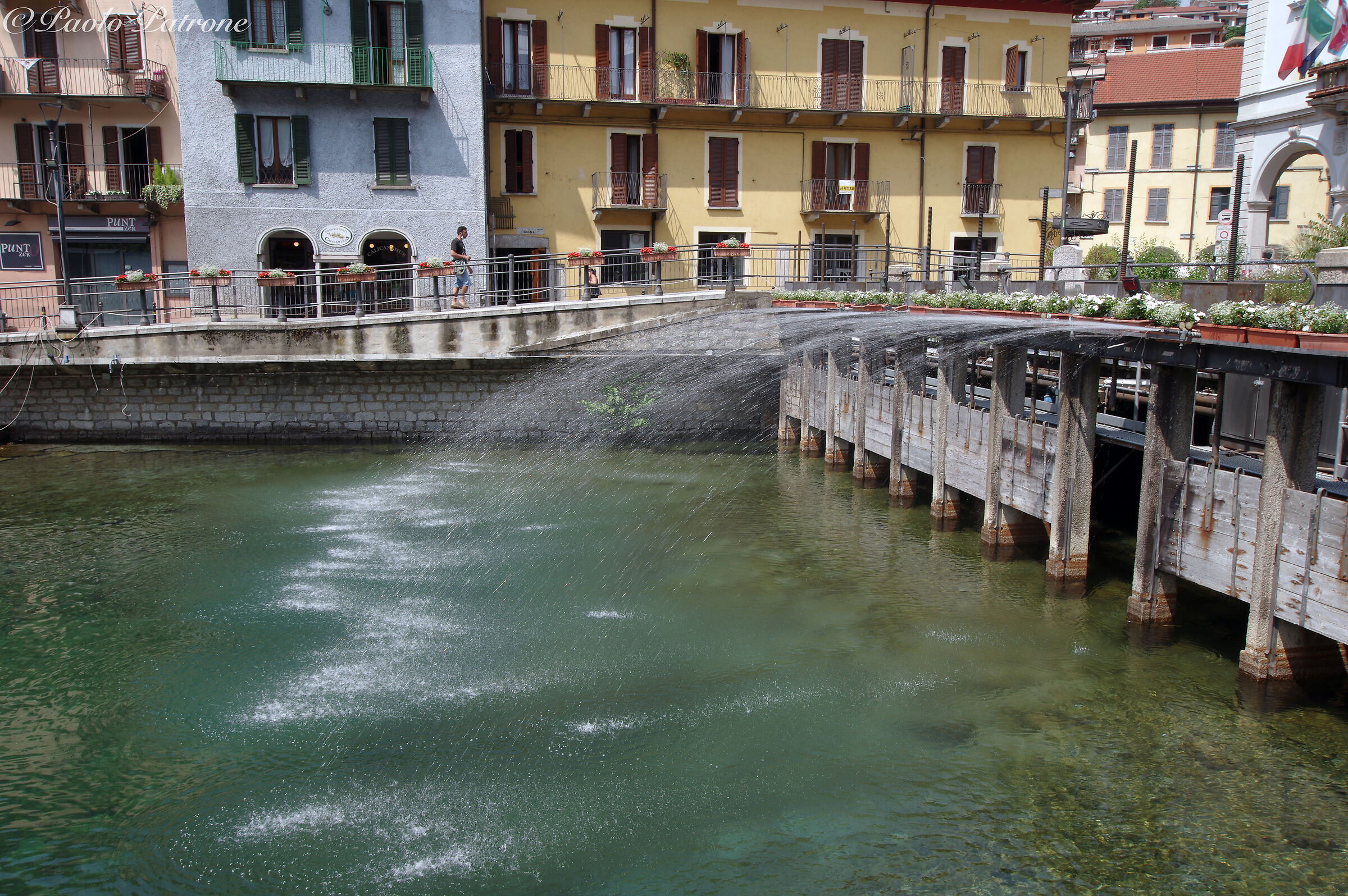 Getti d'acqua lacustre