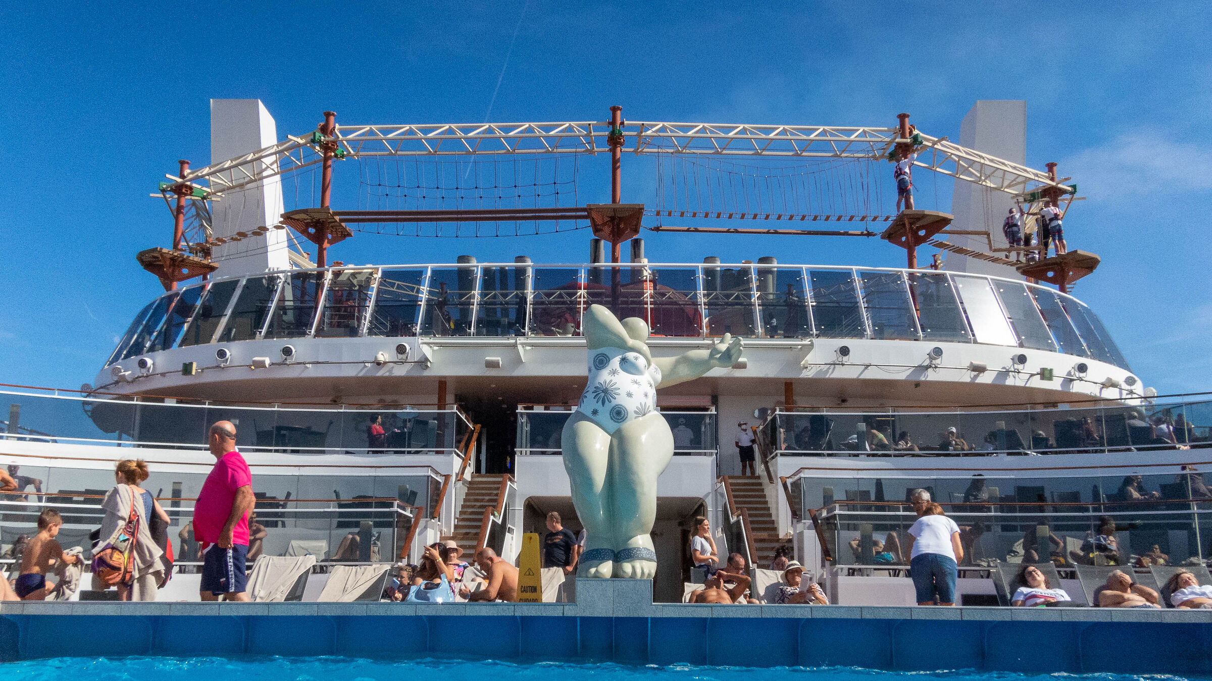 MSC Bellissima-piscina di Poppa