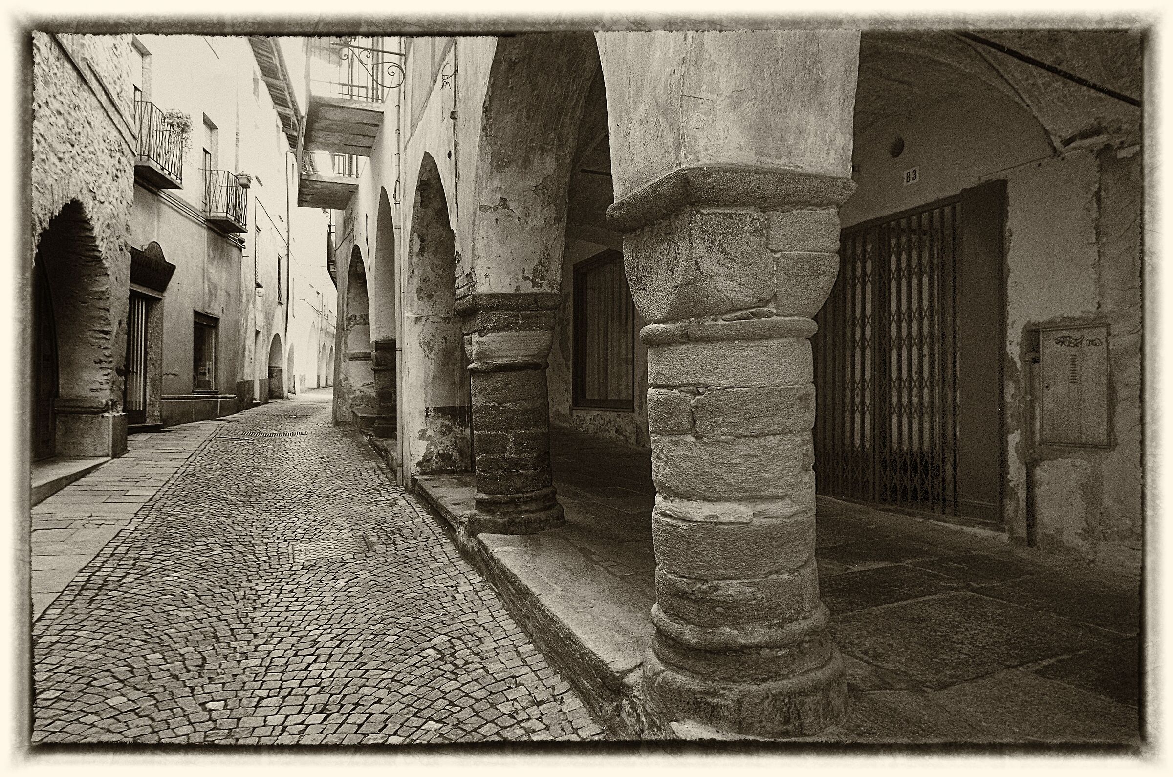 I portici di Via Carle Costanzo a Barge (cn)