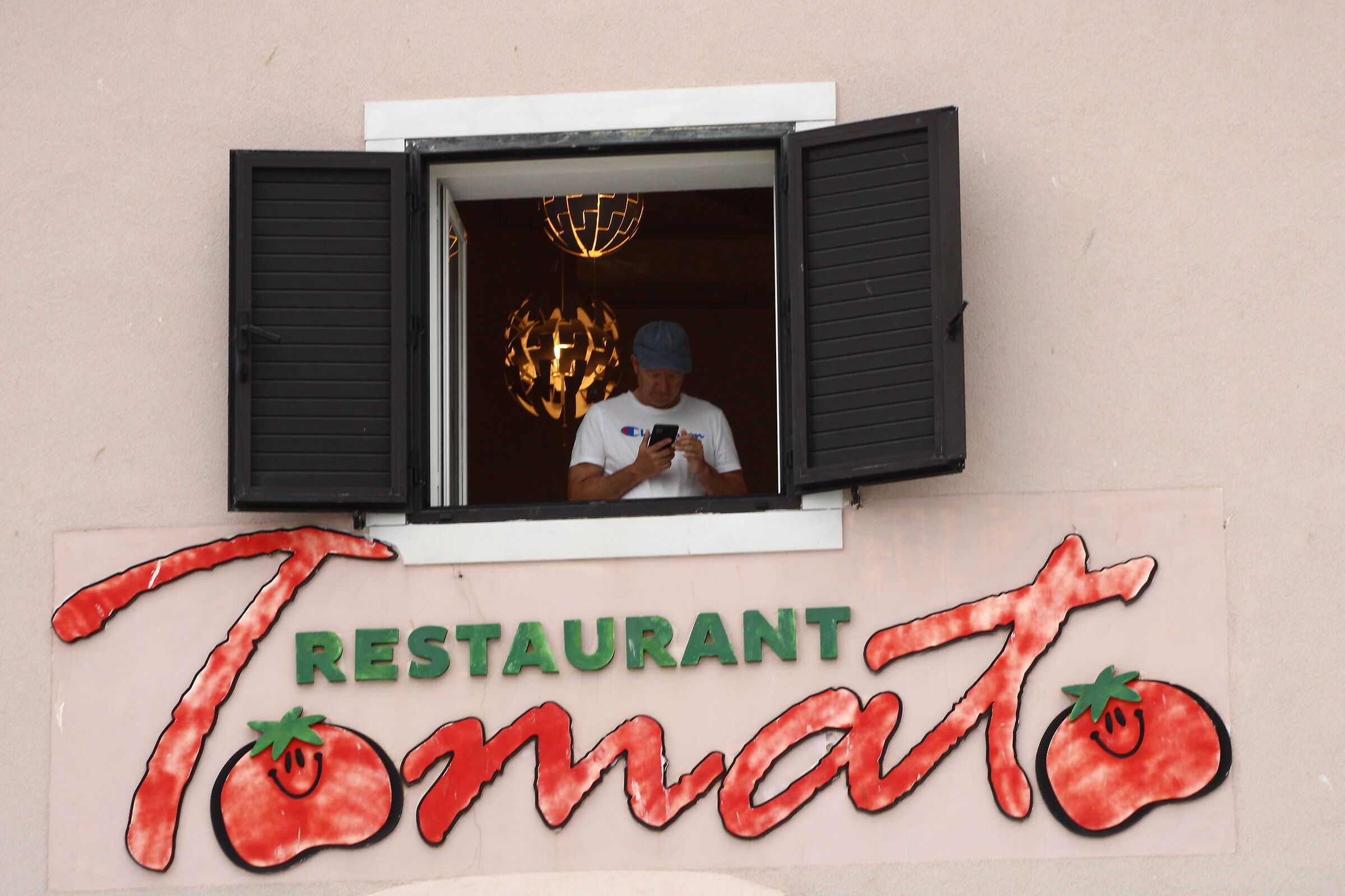 Wait! I book a table and go down...