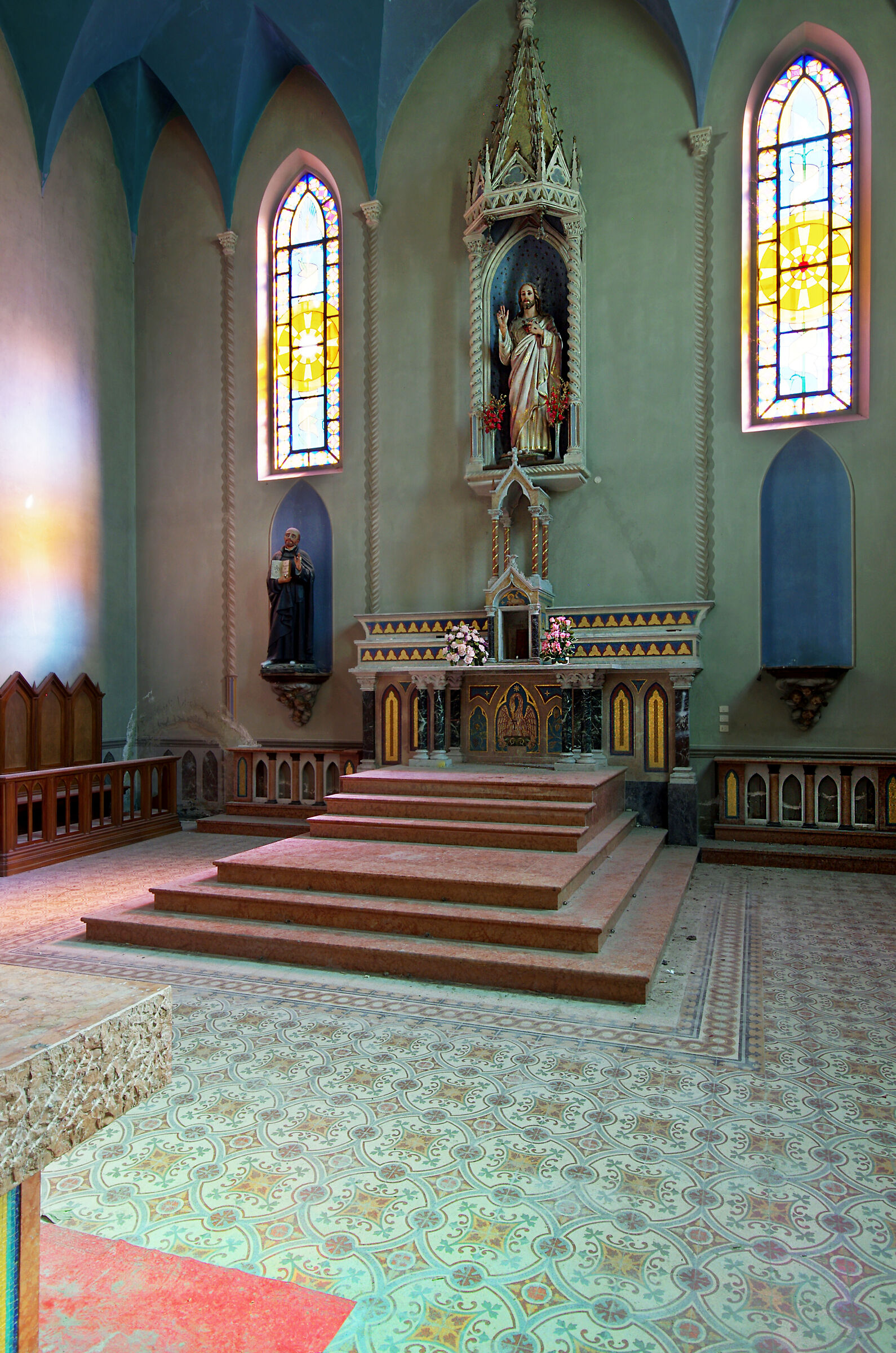 La chiesa blu risplende ancora