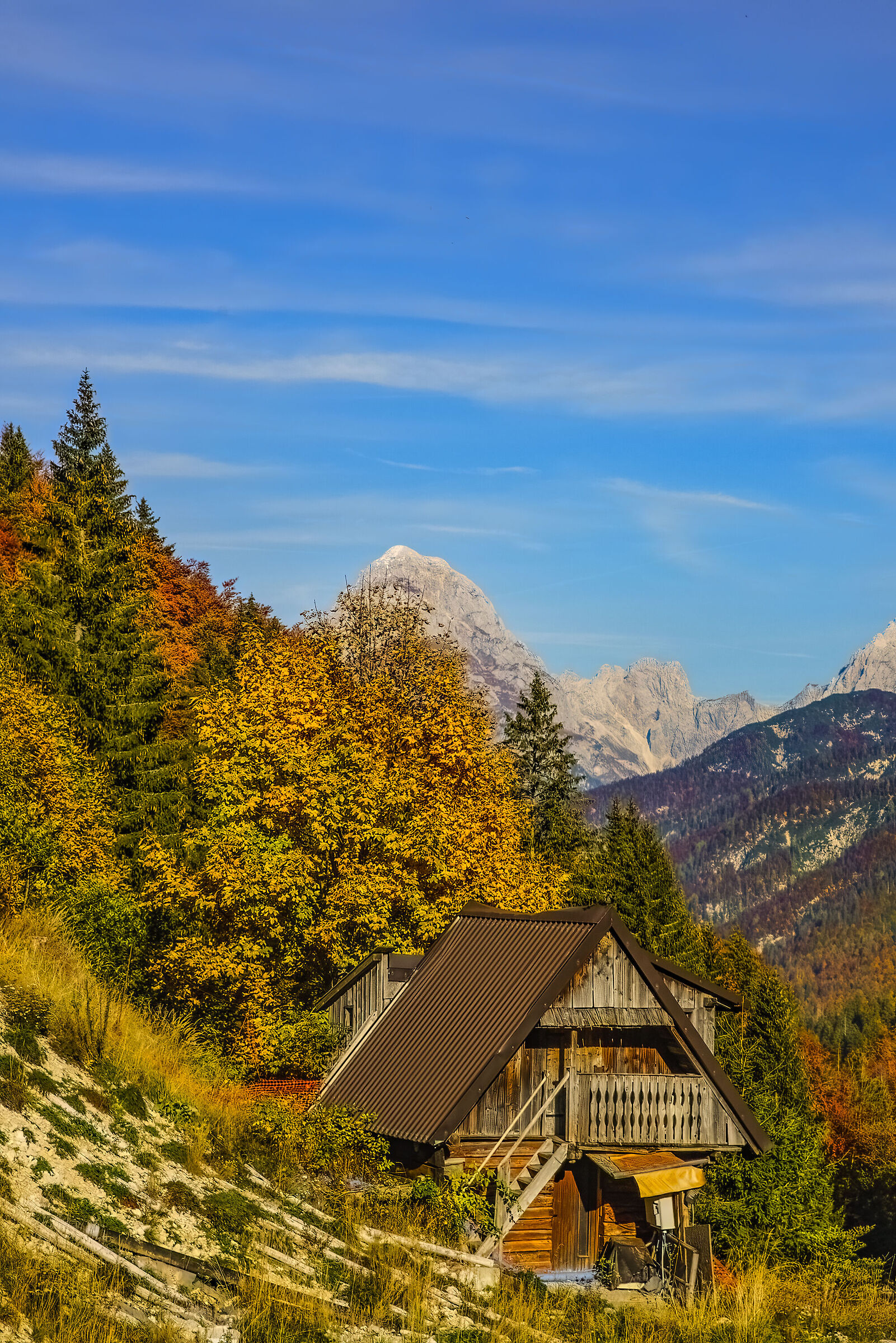 Baita di montagna e colori autunnali