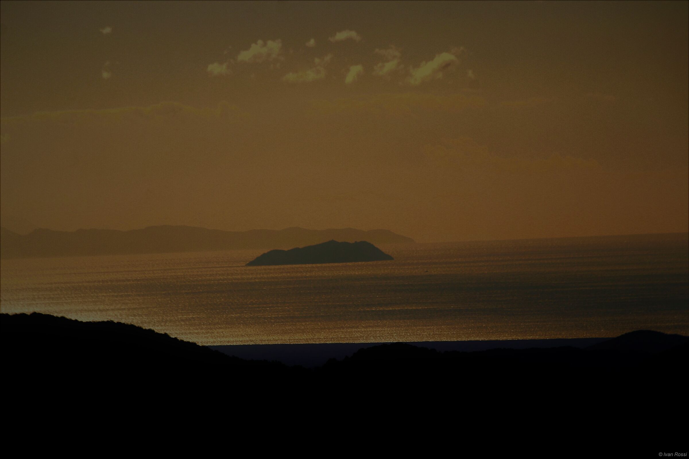 Gorgona e Corsica ( Fotografata dalla Croce Arcana (pt)