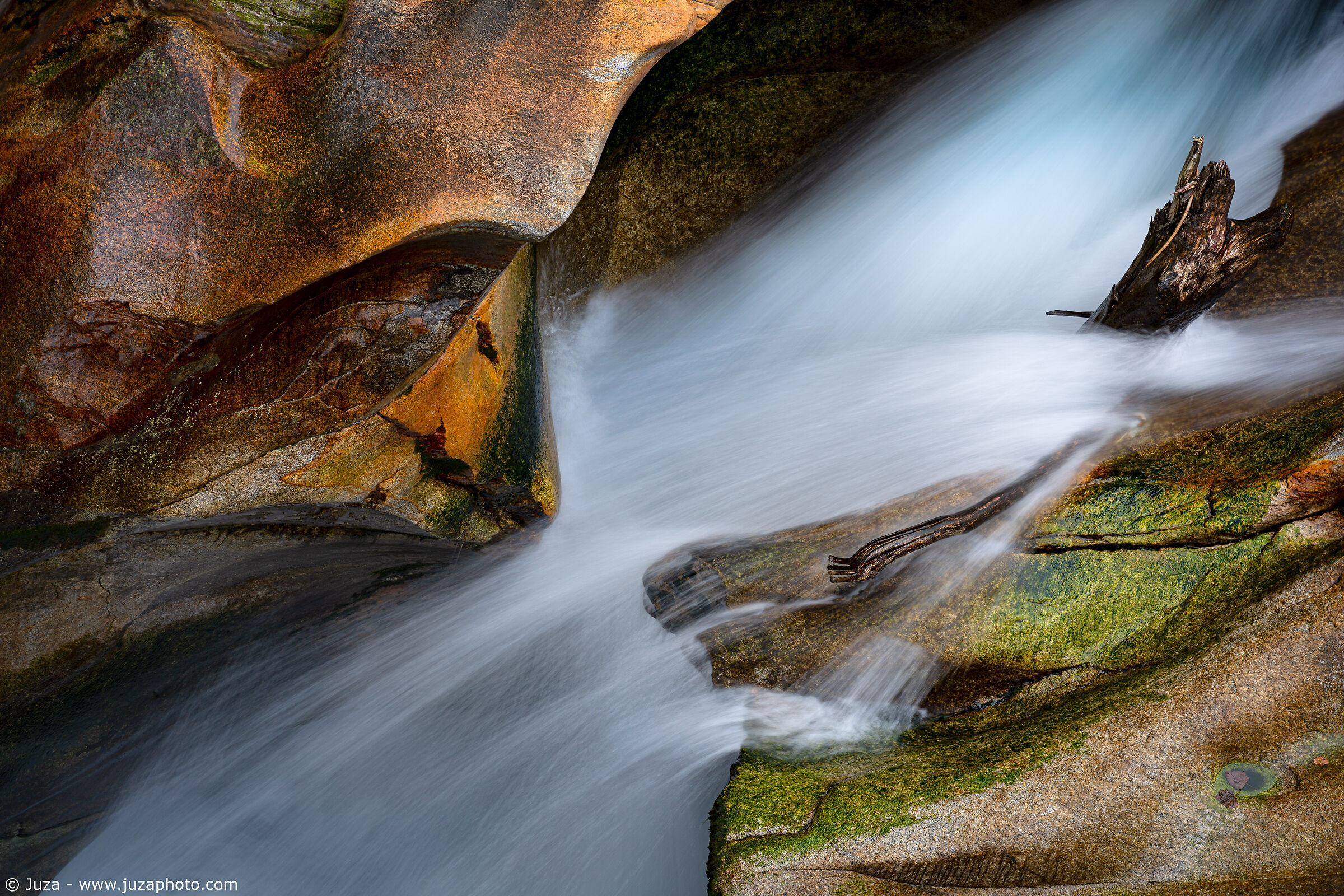 Lo scorrere dell'acqua sulla roccia