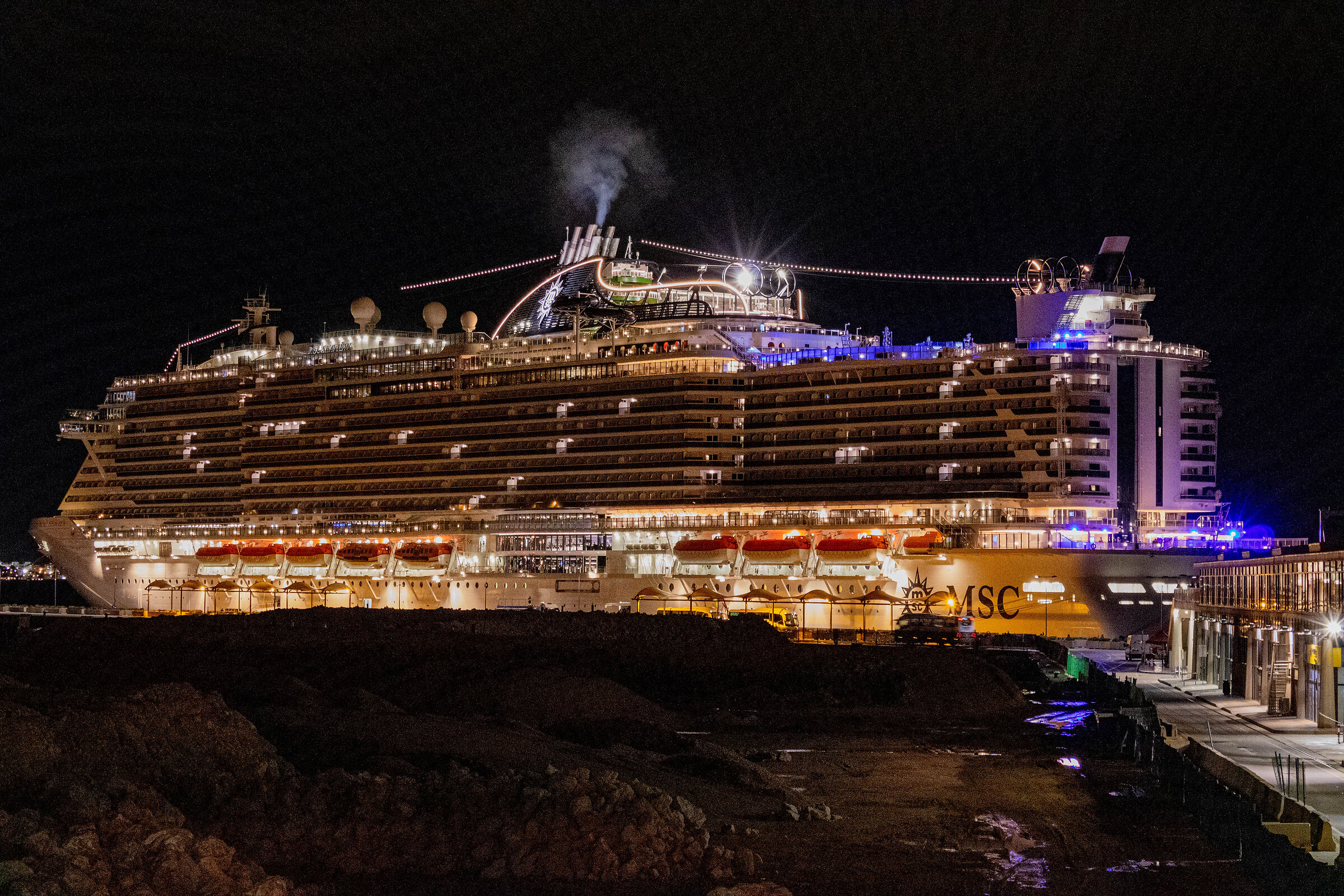 MSC Seaview in notturna