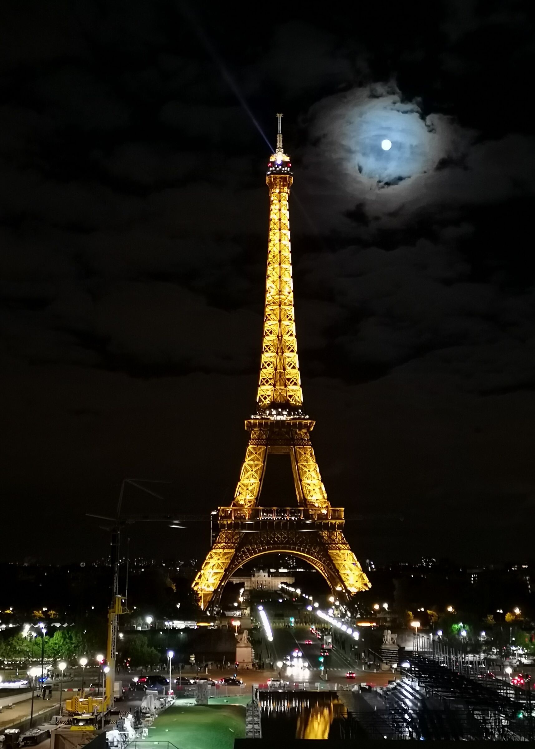 Tour Eiffer ( PARIS )