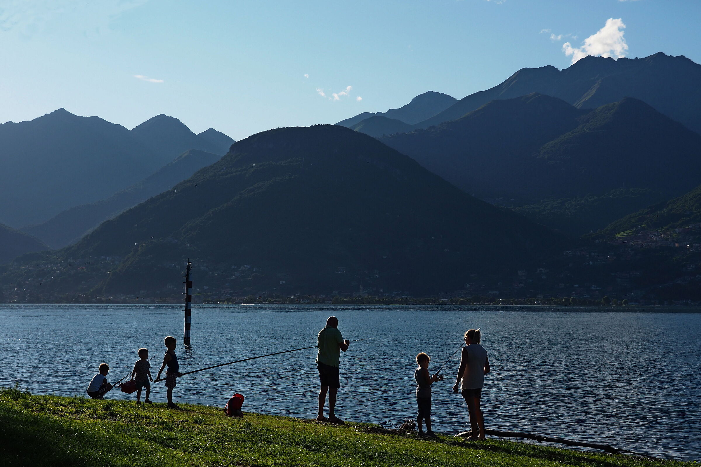 Piccoli pescatori sul lago di Como