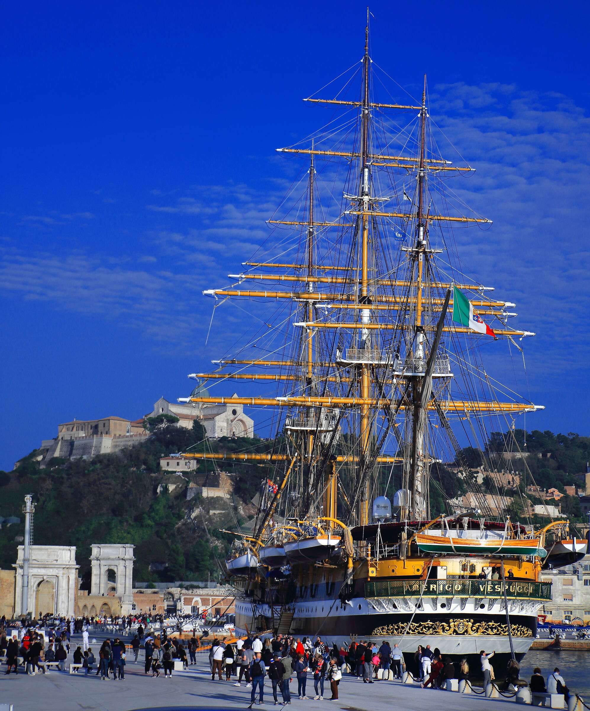 Amerigo Vespucci Ancona con duomo in sfondo