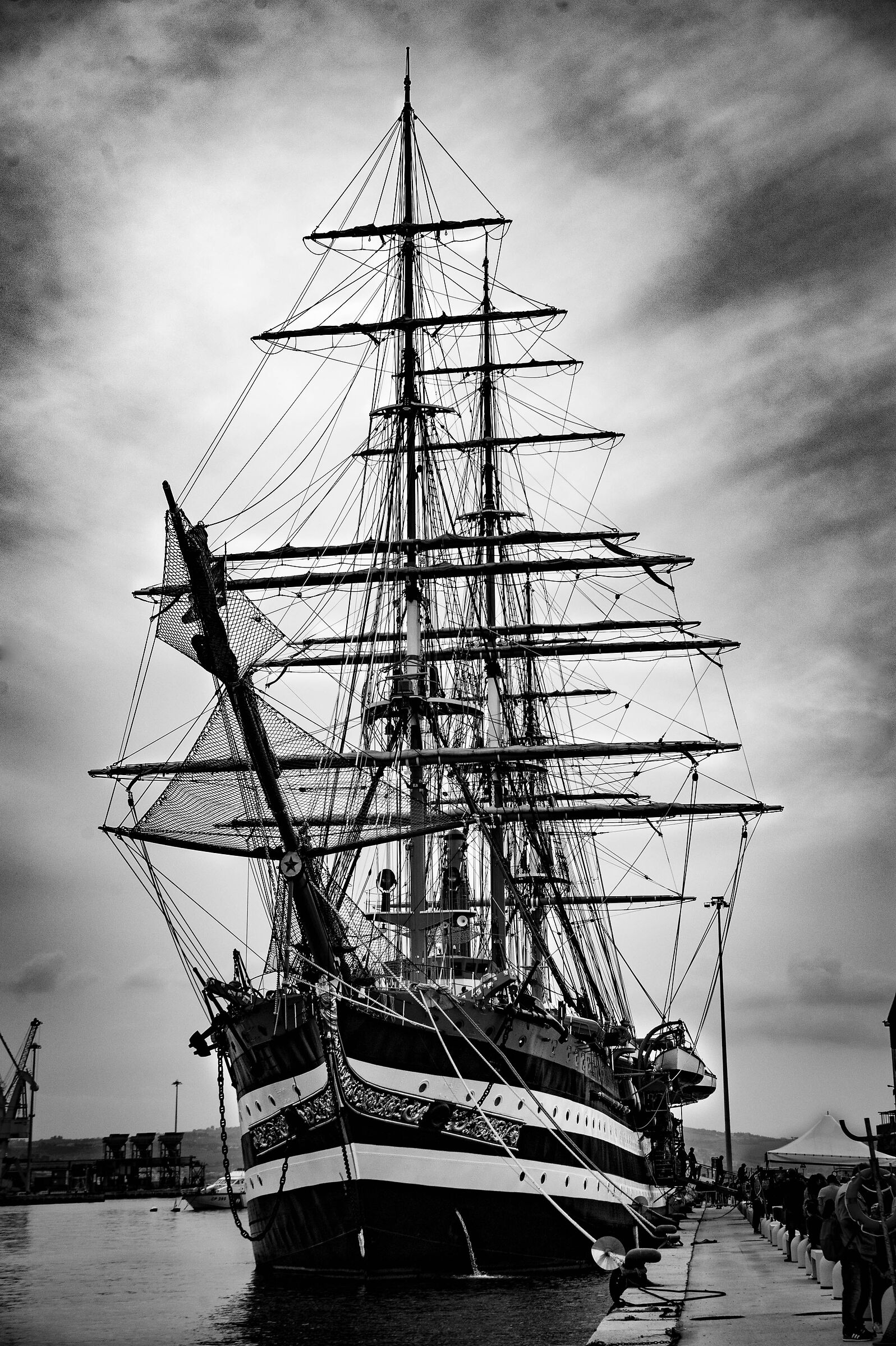 L'Amerigo Vespucci nel Porto Antico di Ancona