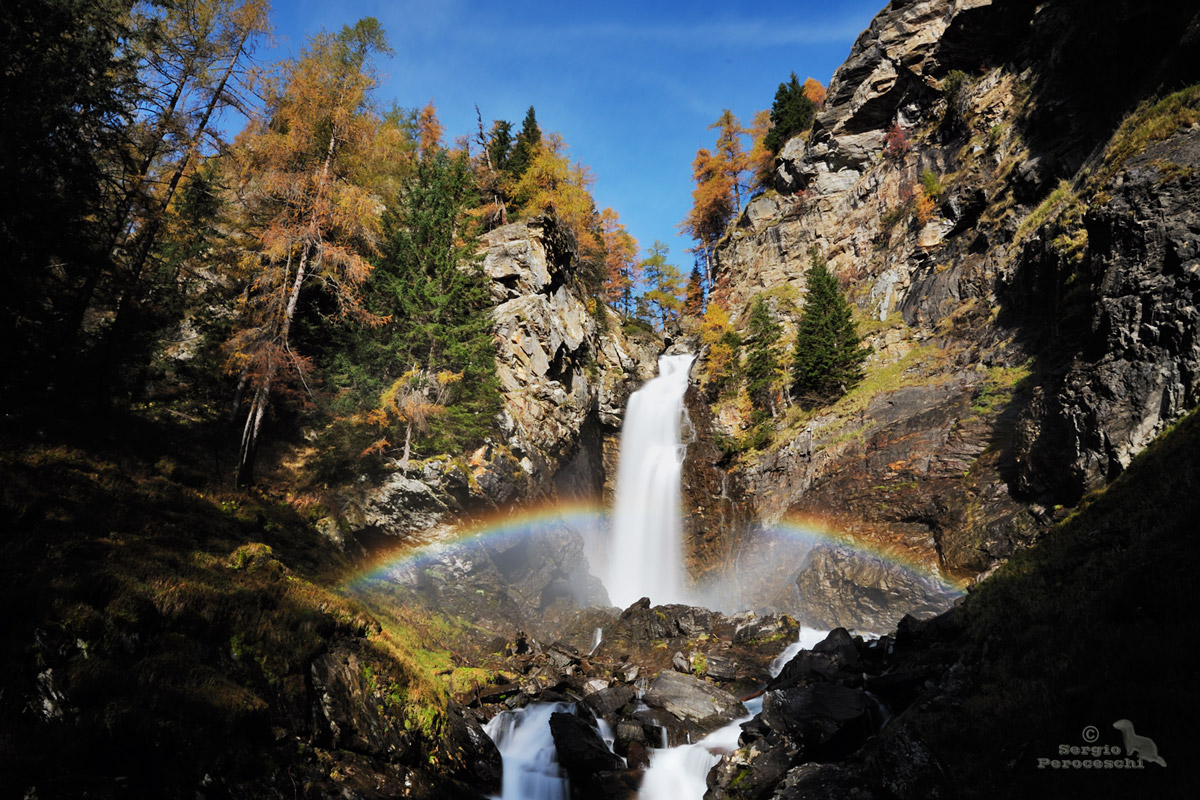 l' arcobaleno nella cascata