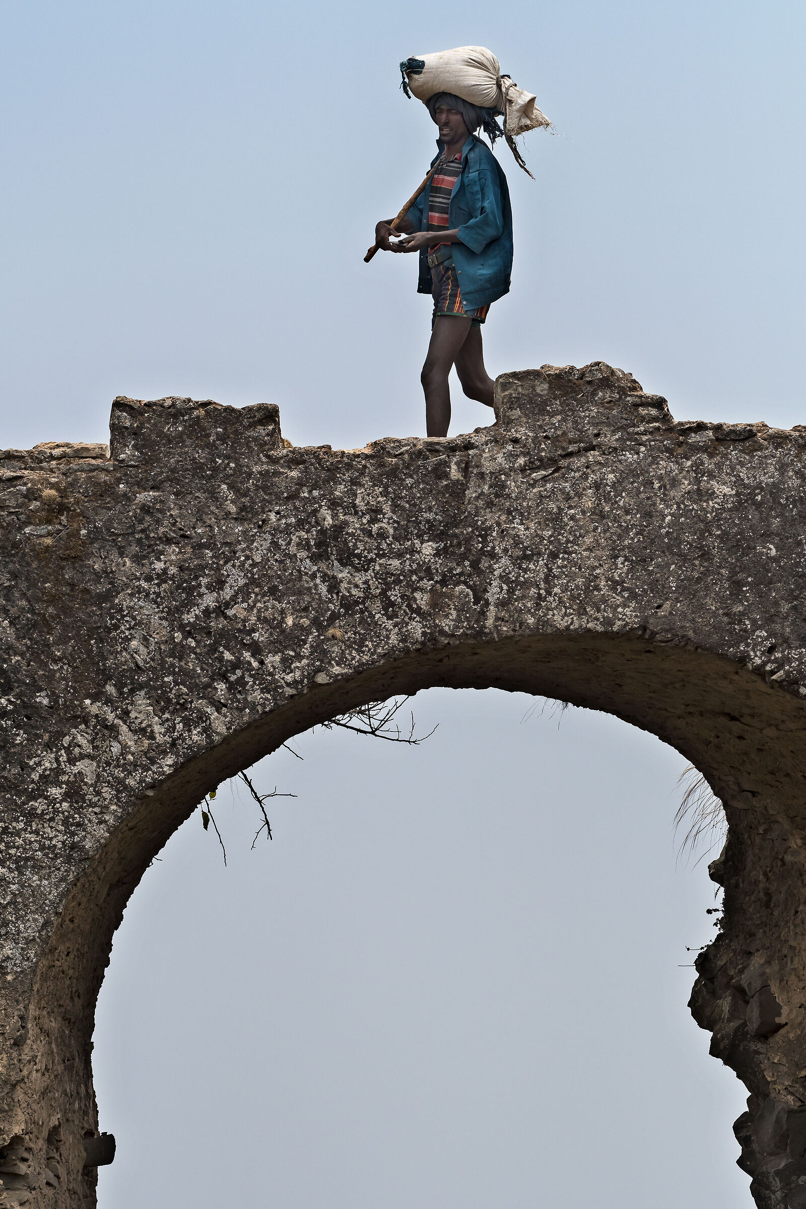 Contadino su ponte di pietra