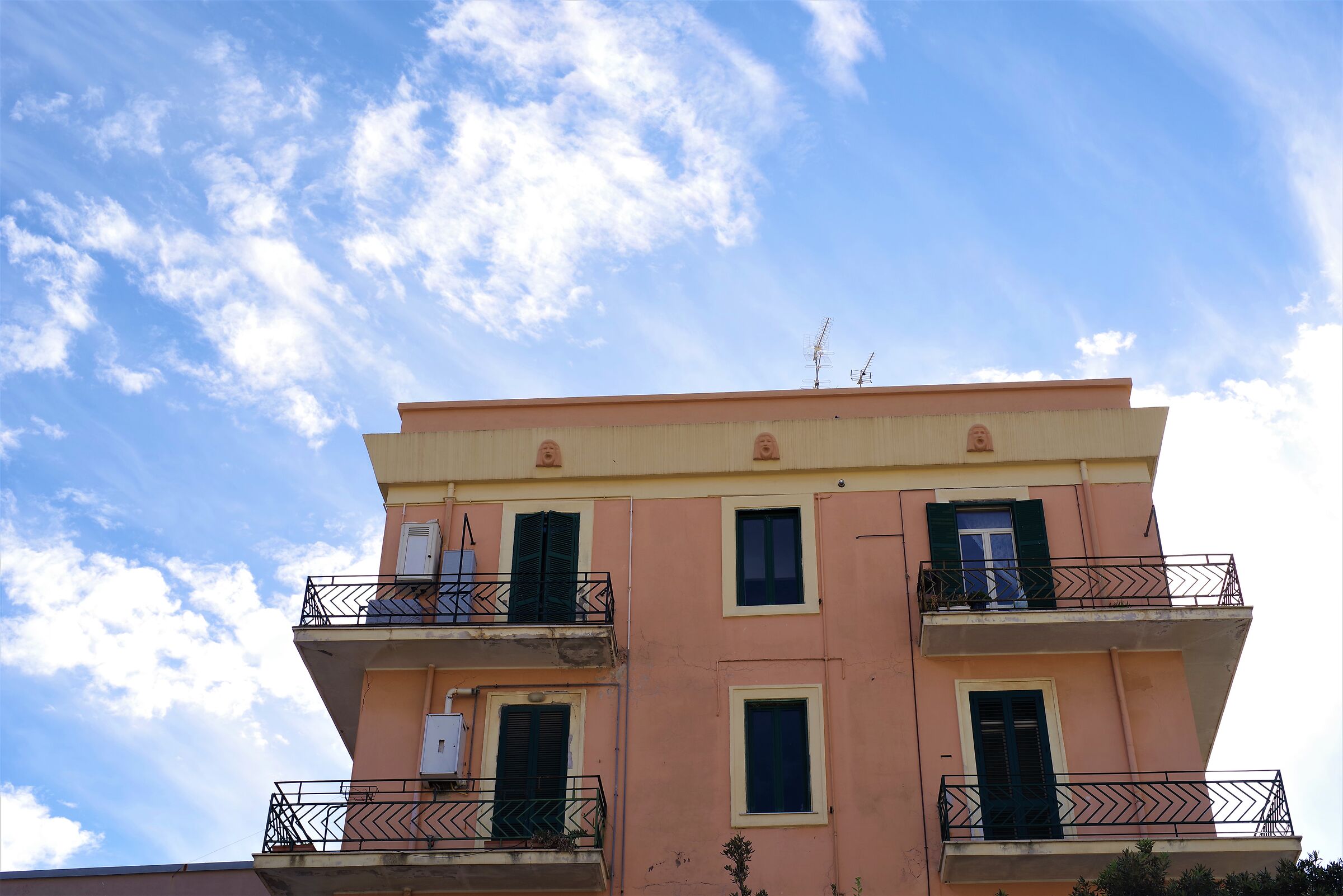 struttura con maschere strane