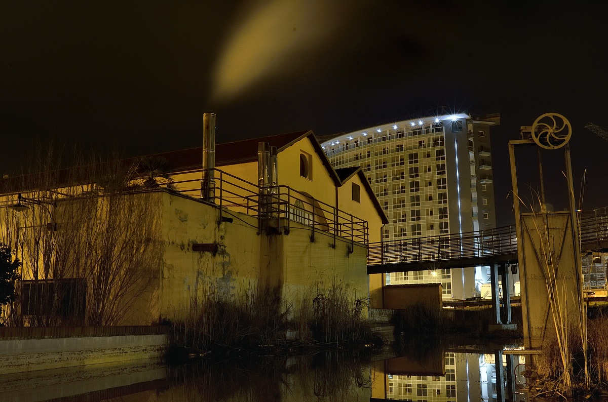 The night is slow like the smoke