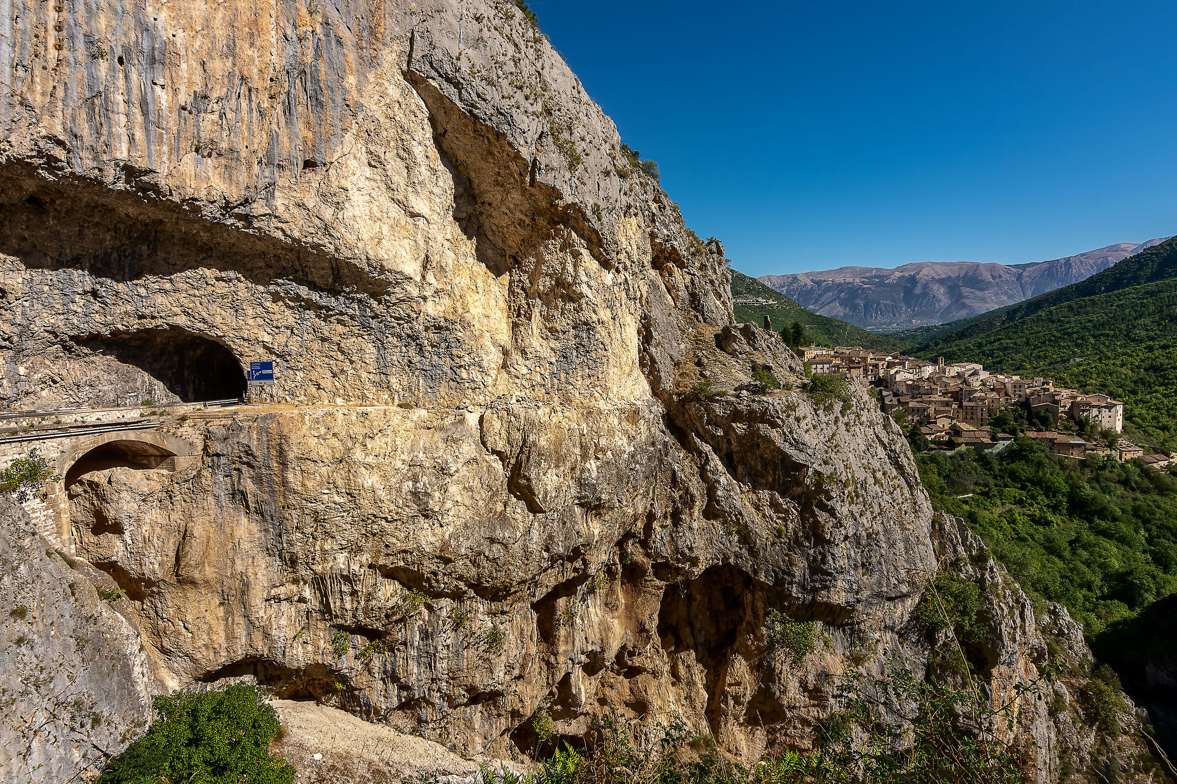 gola del sagittario con anversa degli abruzzi sullo sfo
