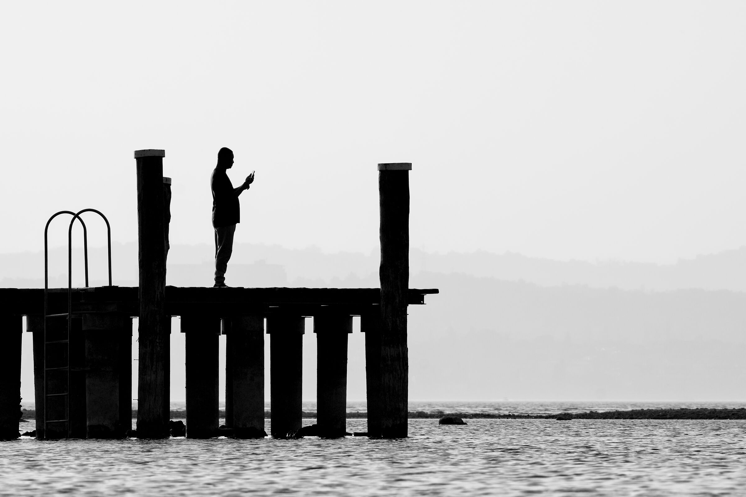 Tramonto bianco e nero in riva al lago