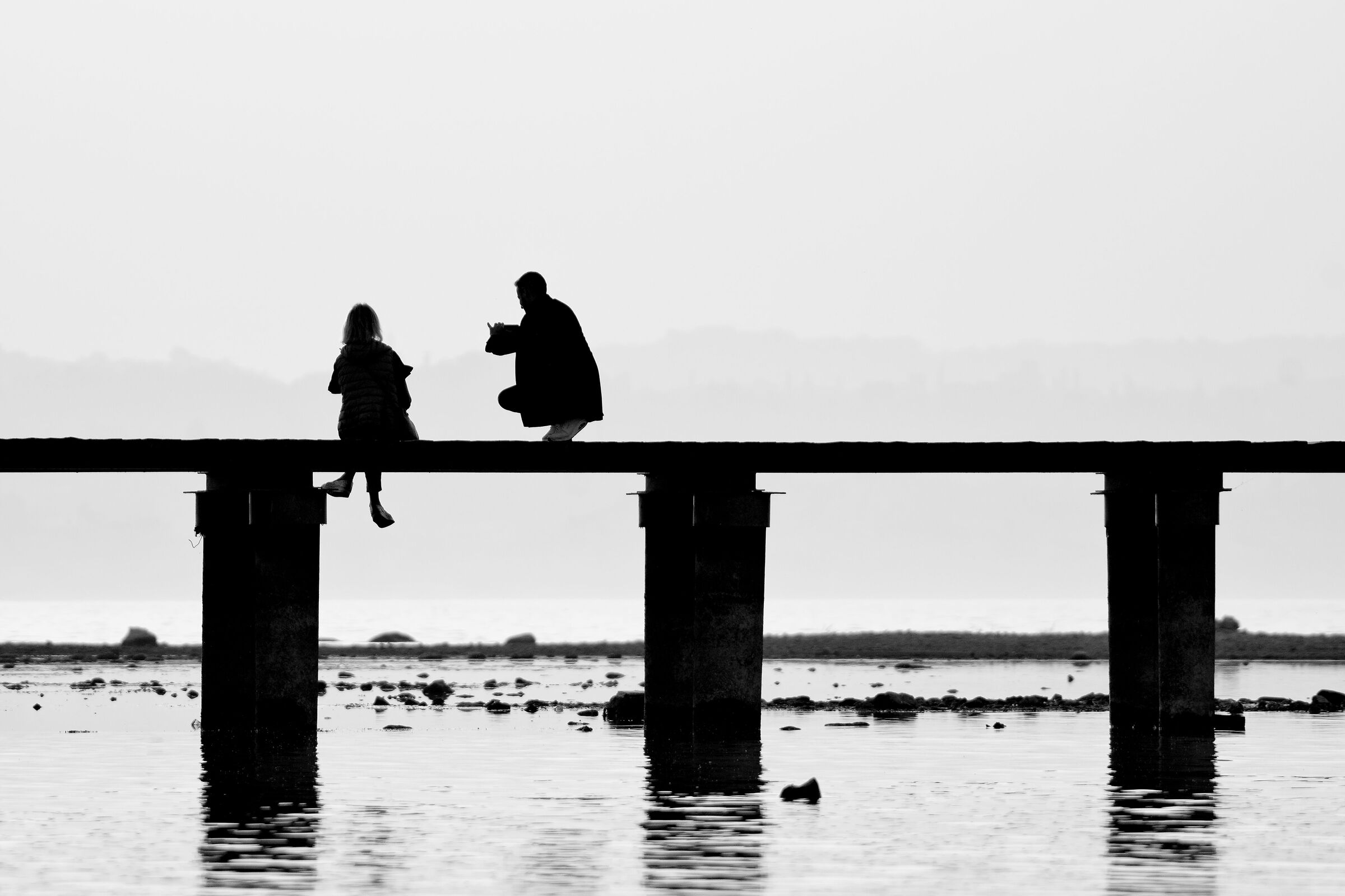 Tramonto bianco e nero in riva al lago