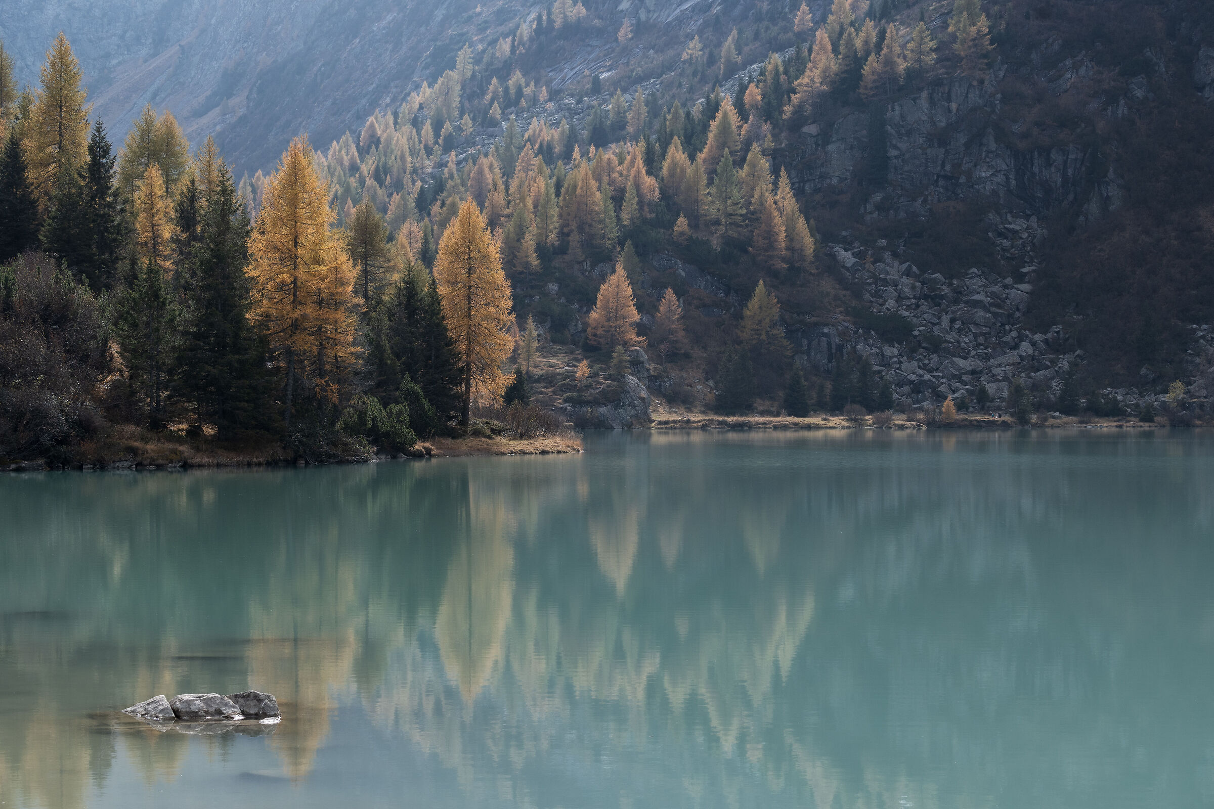 Lago Aviolo in veste autunnale
