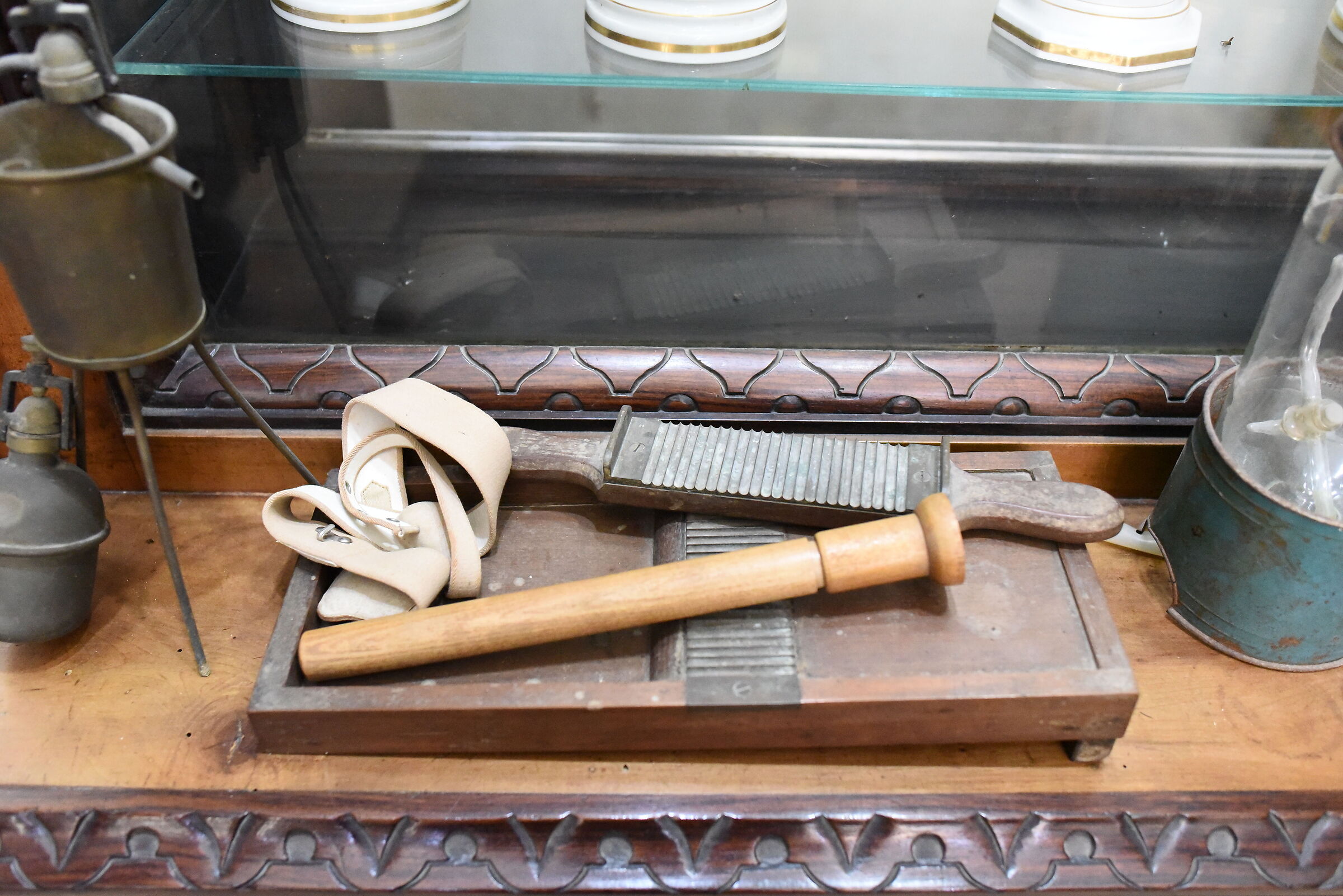 " ISO 12. 8 0 0 ", F. 3.3, 1/ 250- Nikon 28, 1.4 AND ED