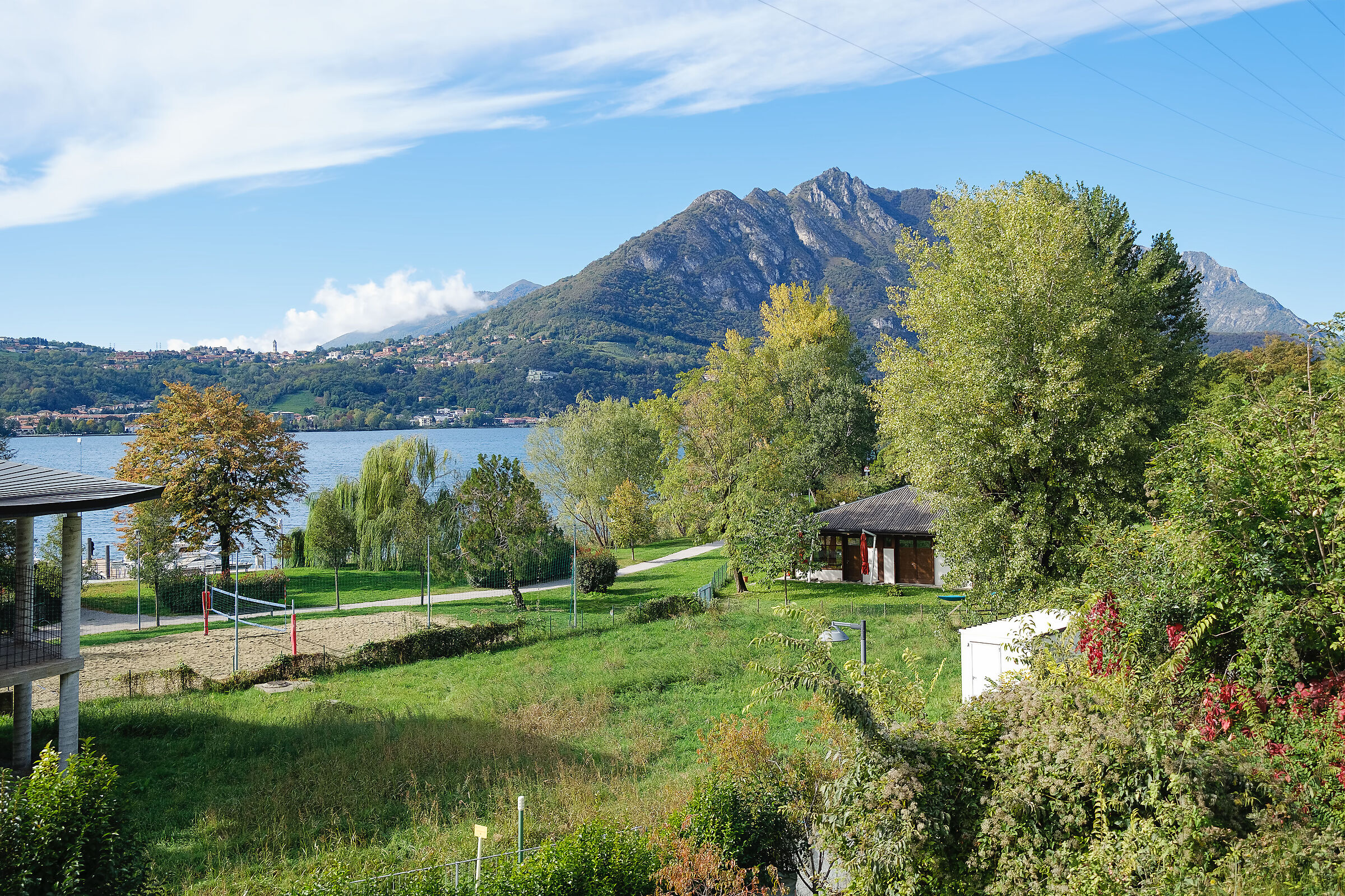Monte Barro dal treno - lago di Garlate