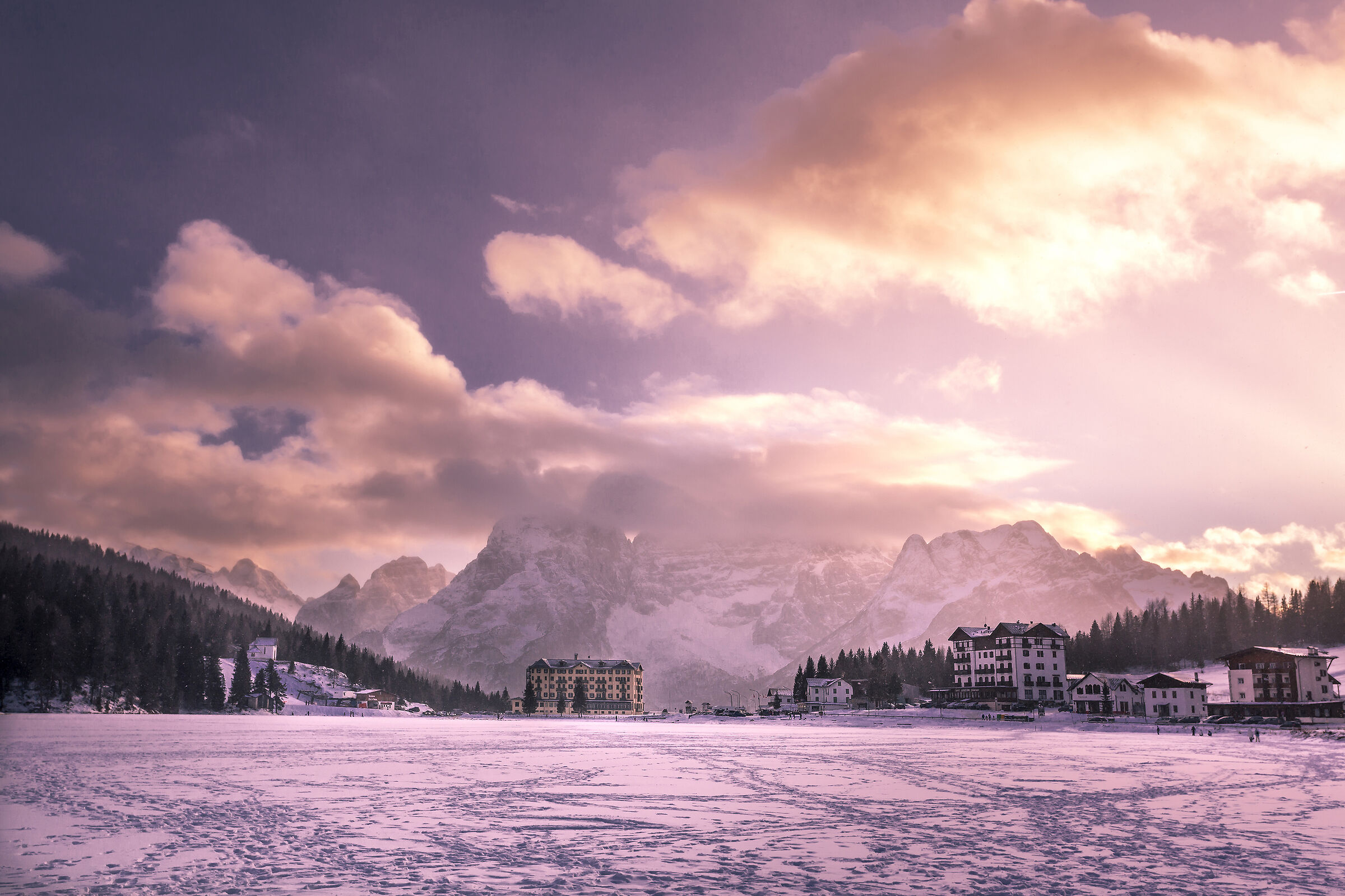 A brushstroke of color on the snows of Misurina