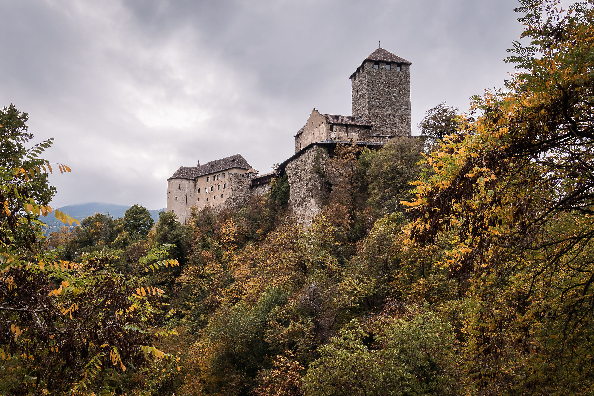 Castel Tirolo in autunno