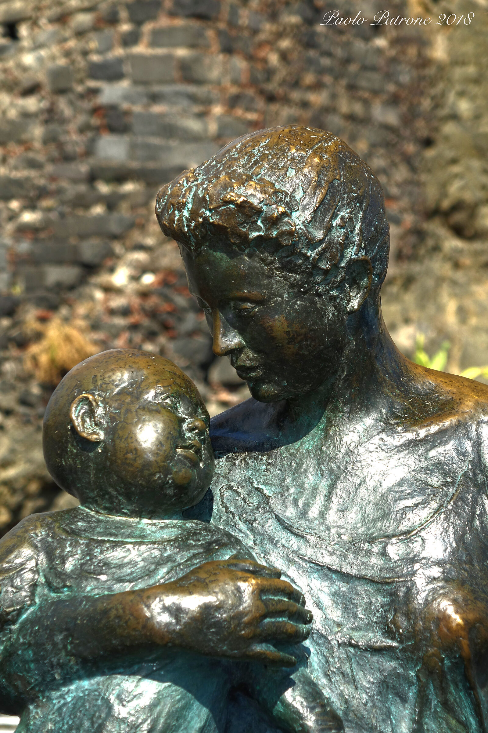 Scultura 'Madre e figlio' (particolare)