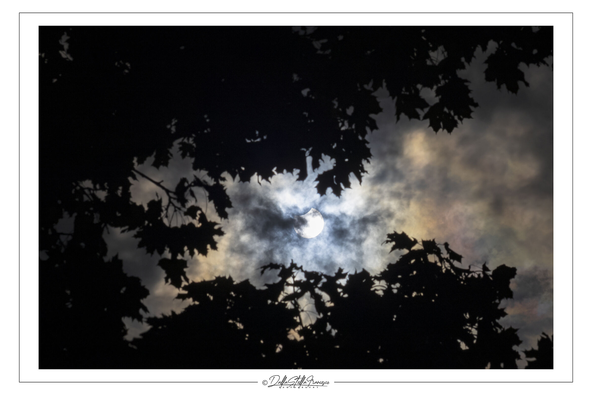 Eclisse parziale con iridescenza