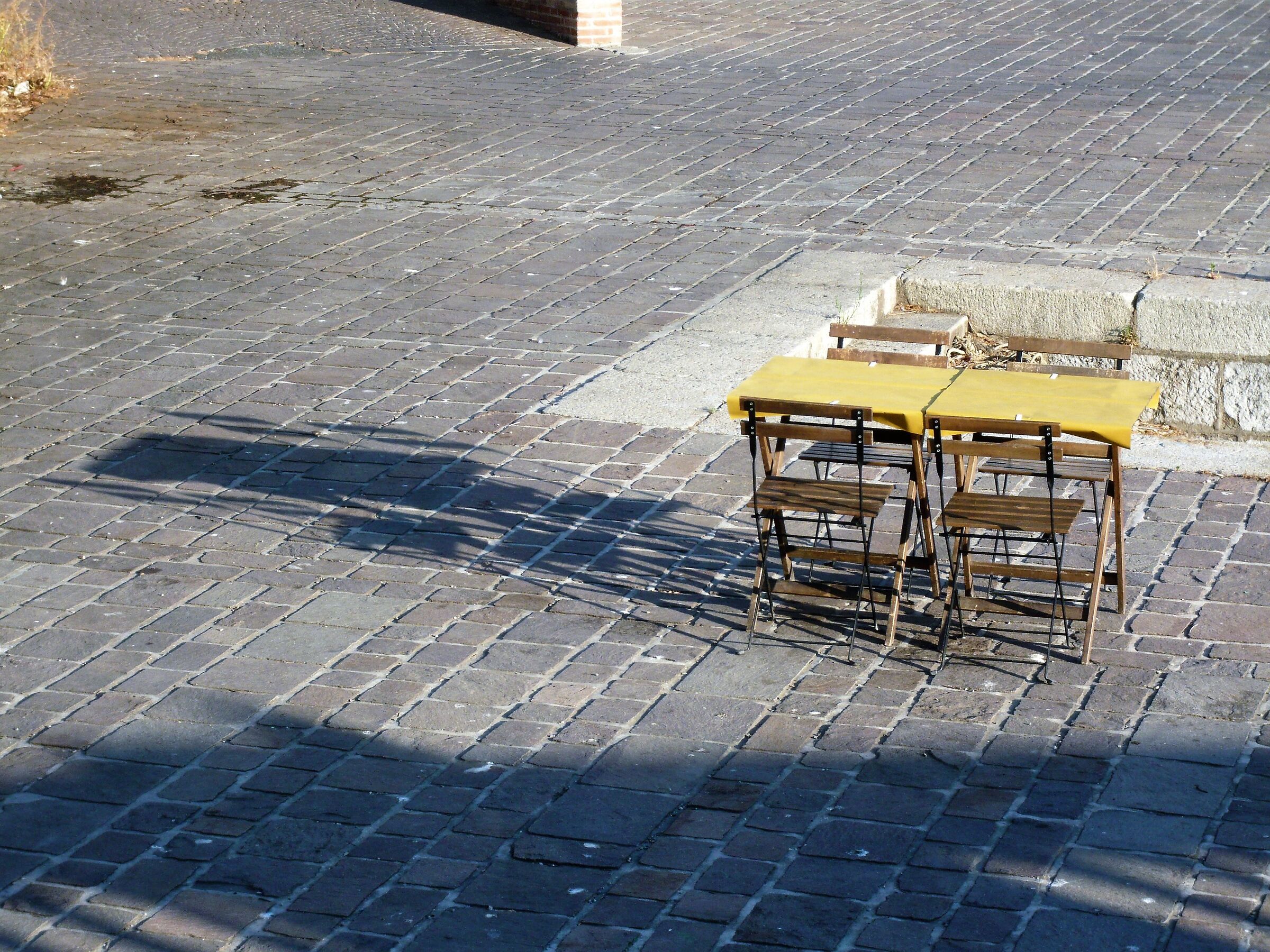 tavoli pronti per cena