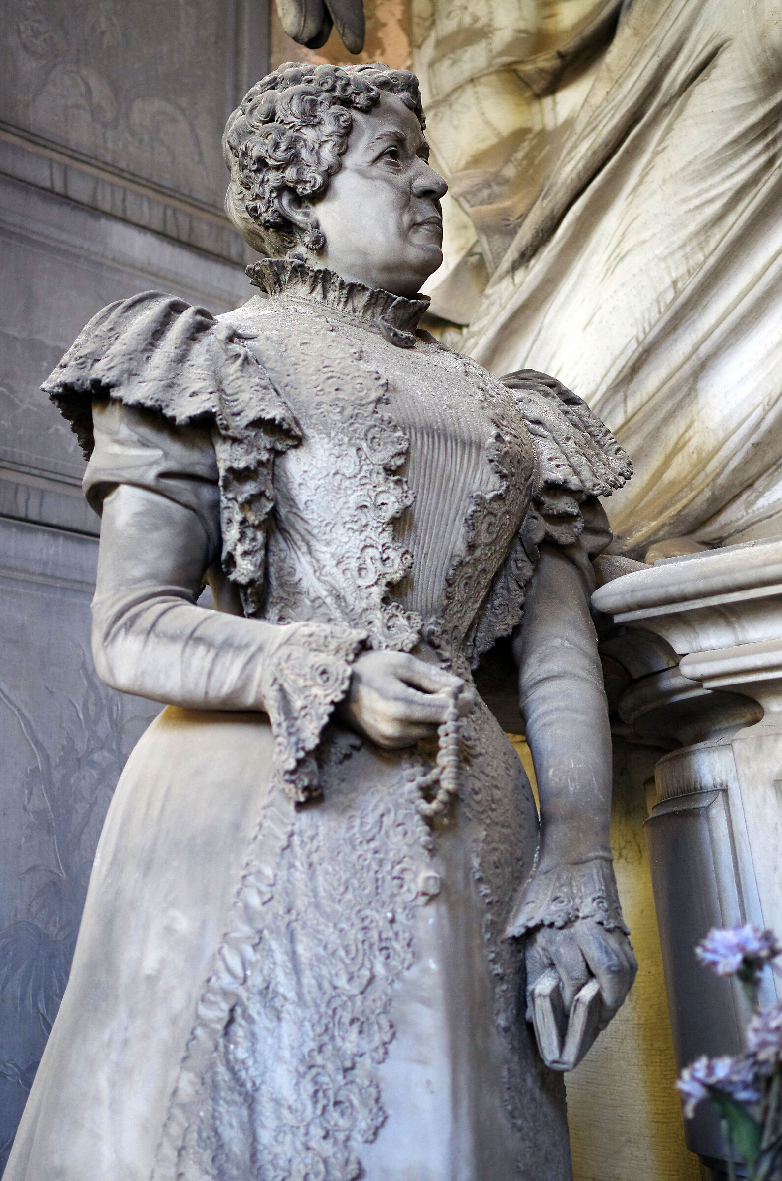 Con lo sguardo verso l'alto