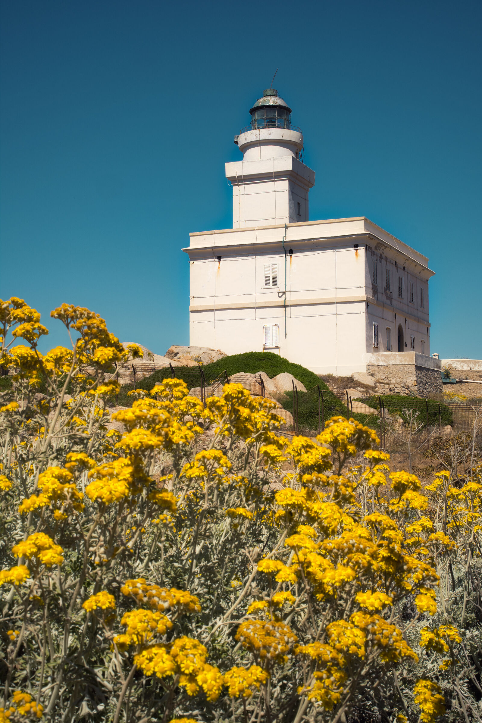 Ai piedi del faro non c'è luce