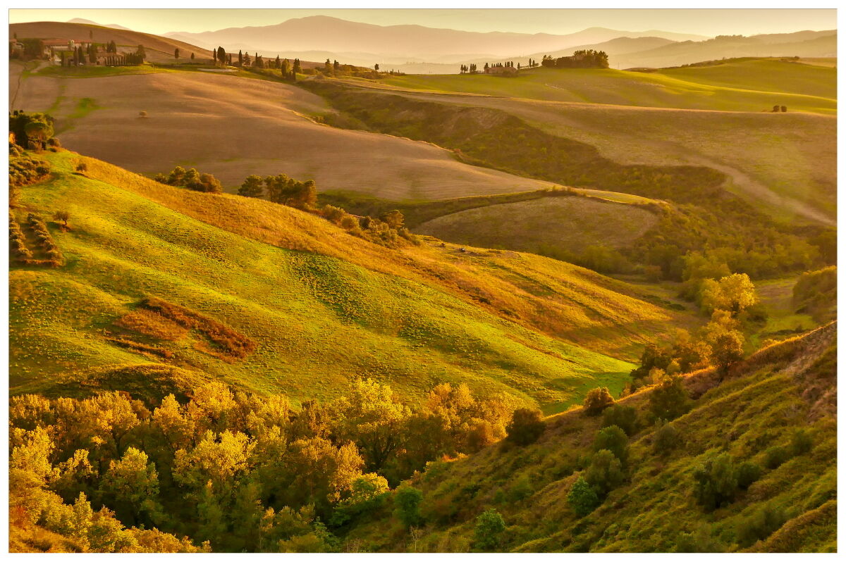 La luce del tramonto sulle dolci colline di Volterra_1