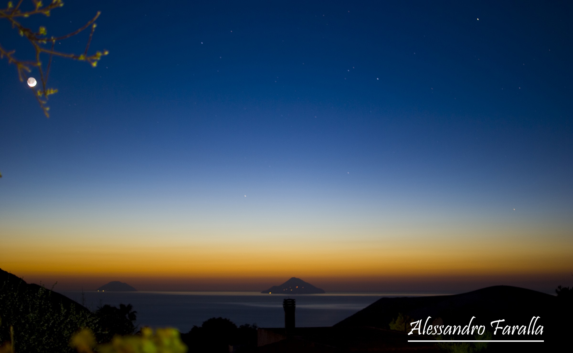 Un'ora dopo il tramonto.. Guardando Filicudi ed Alicudi