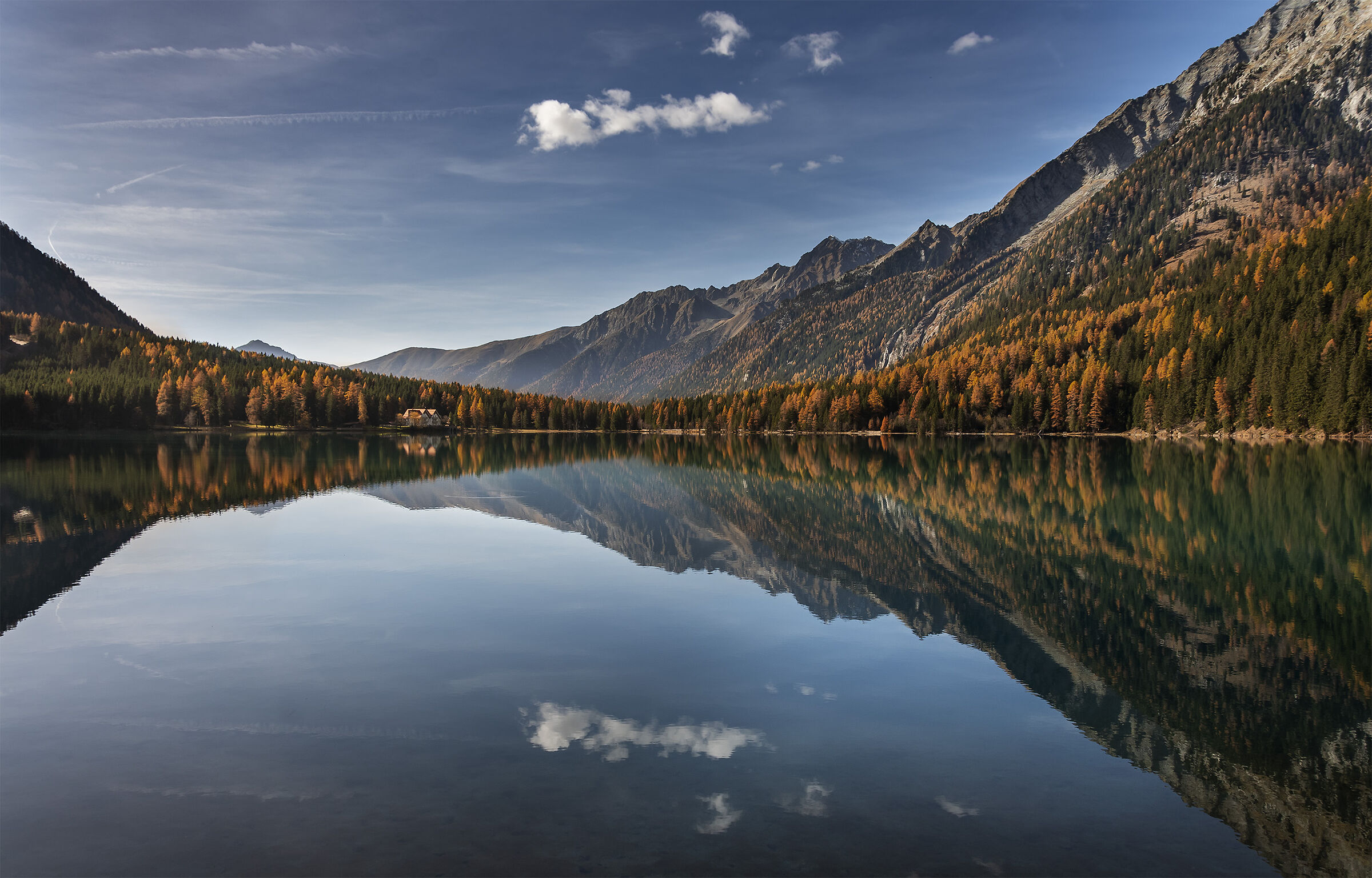 Lago di Anterselva in veste autunnale.
