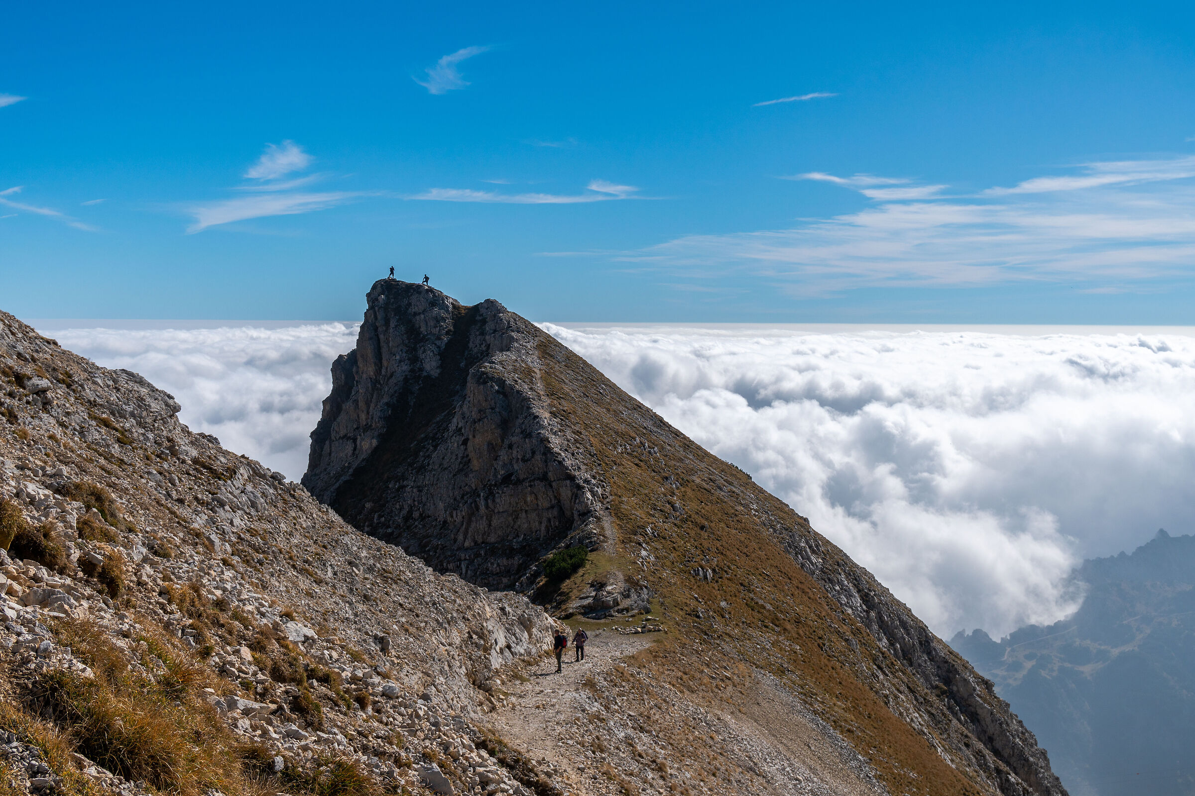 Escursionisti sul mare di nebbia