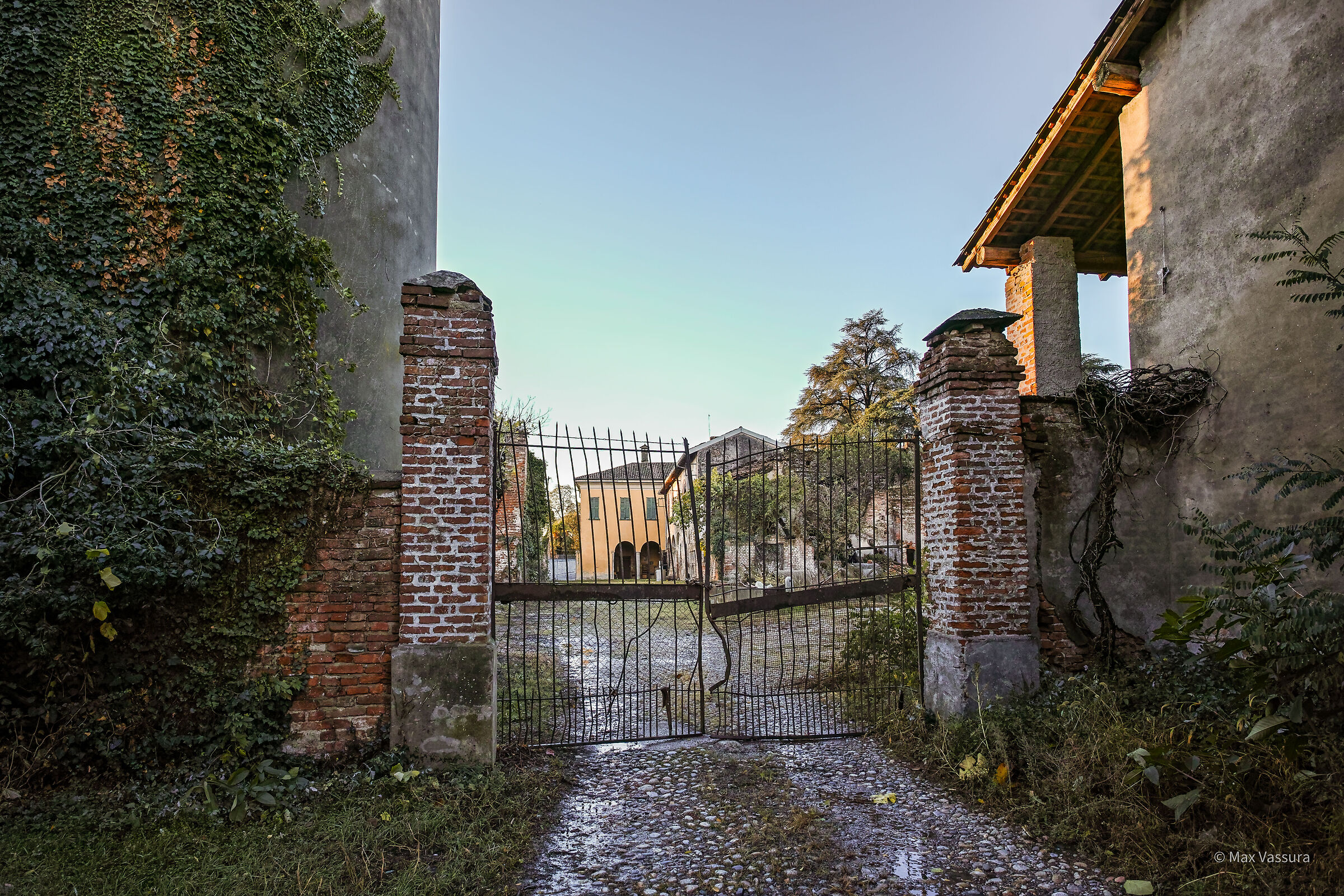 Gate farmhouse and villa Taccani