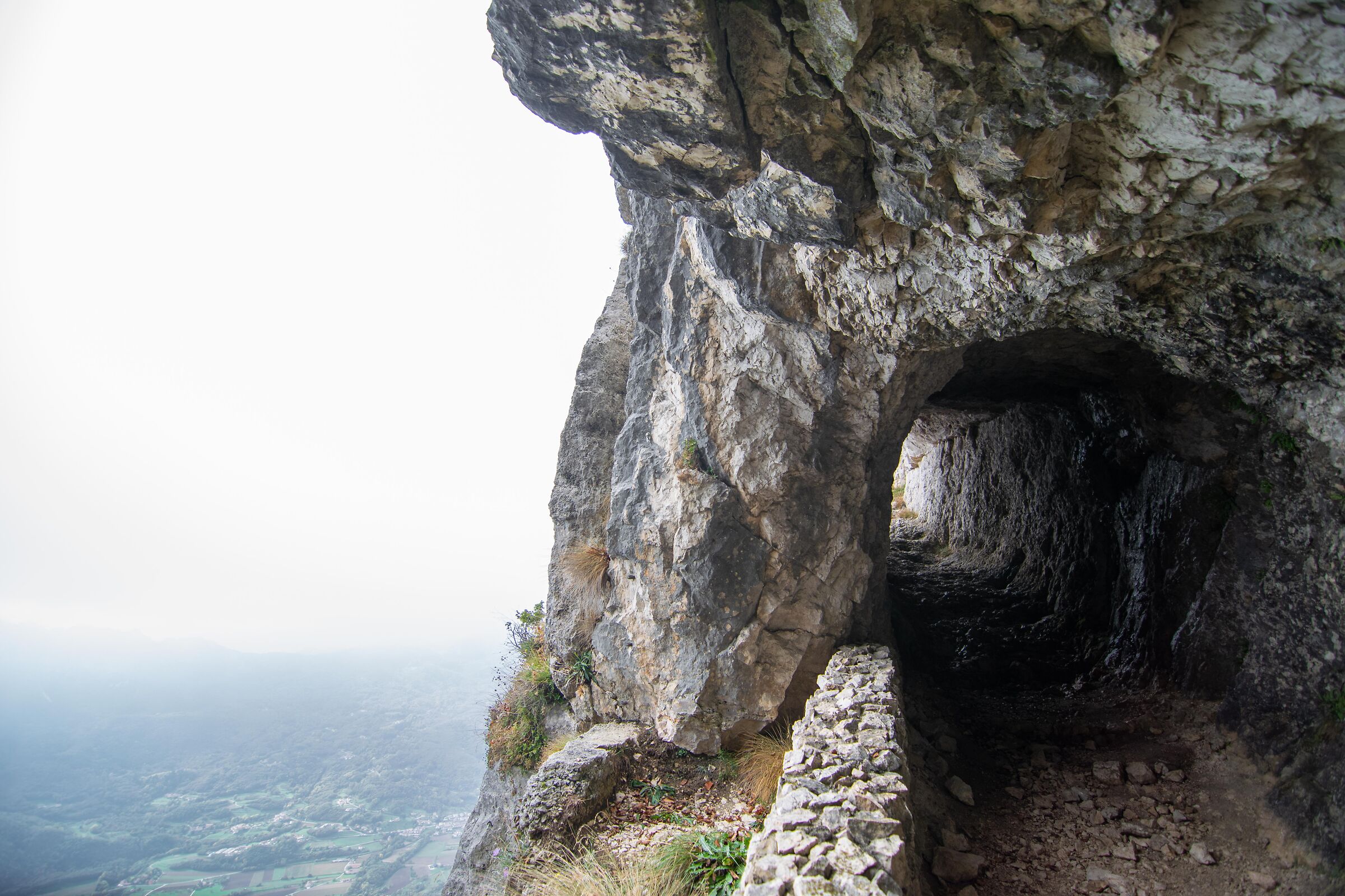 Roccia scavata. Uomo e Natura