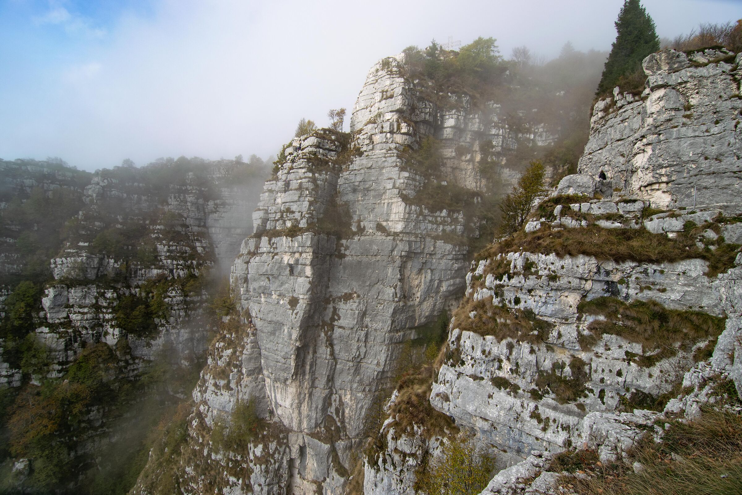 Timido azzurro tra nebbie rocciose