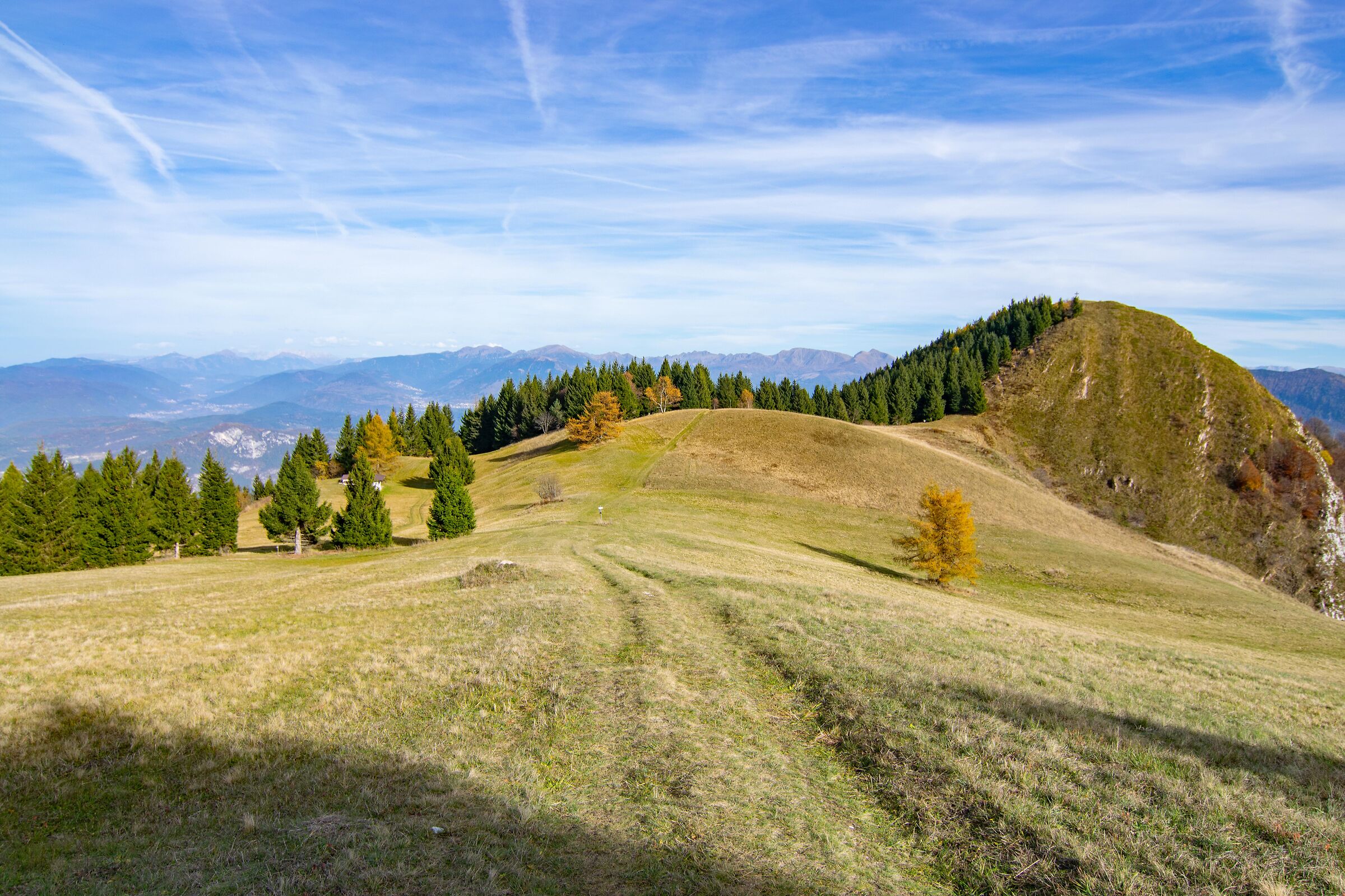 La sinuosità di un Bondone autunnale
