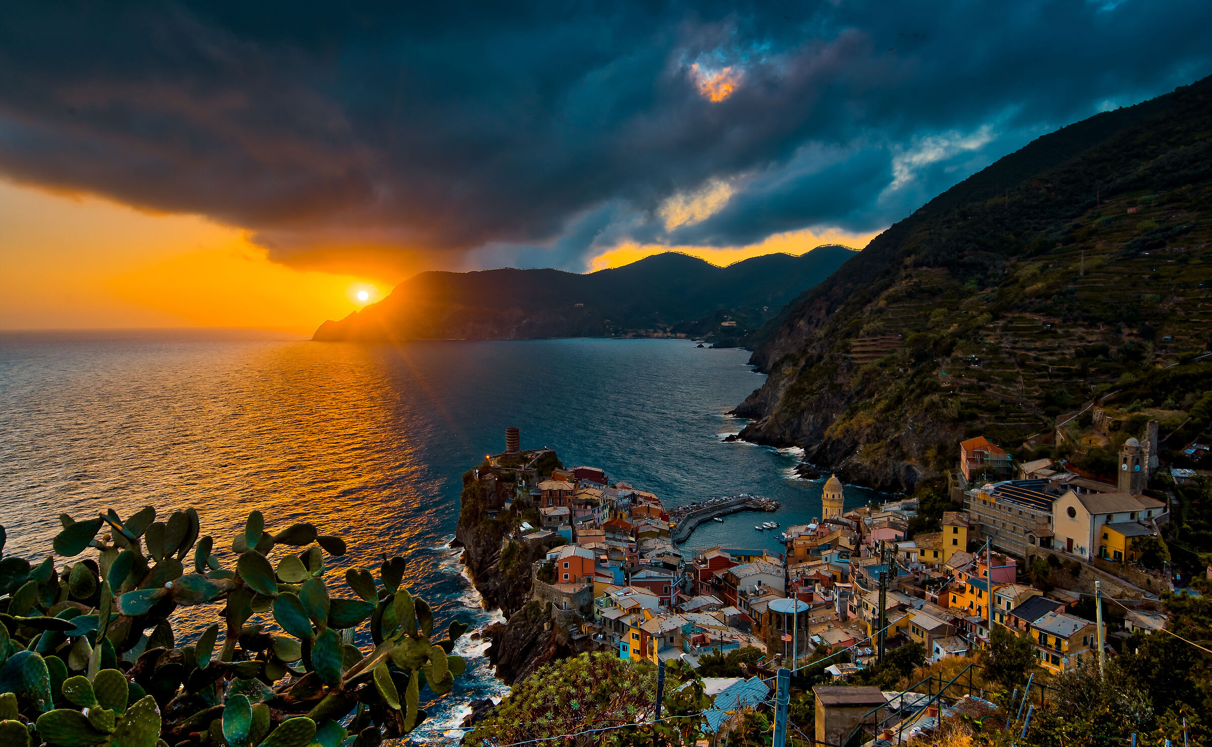 Vernazza, come una nave che salpa al tramonto