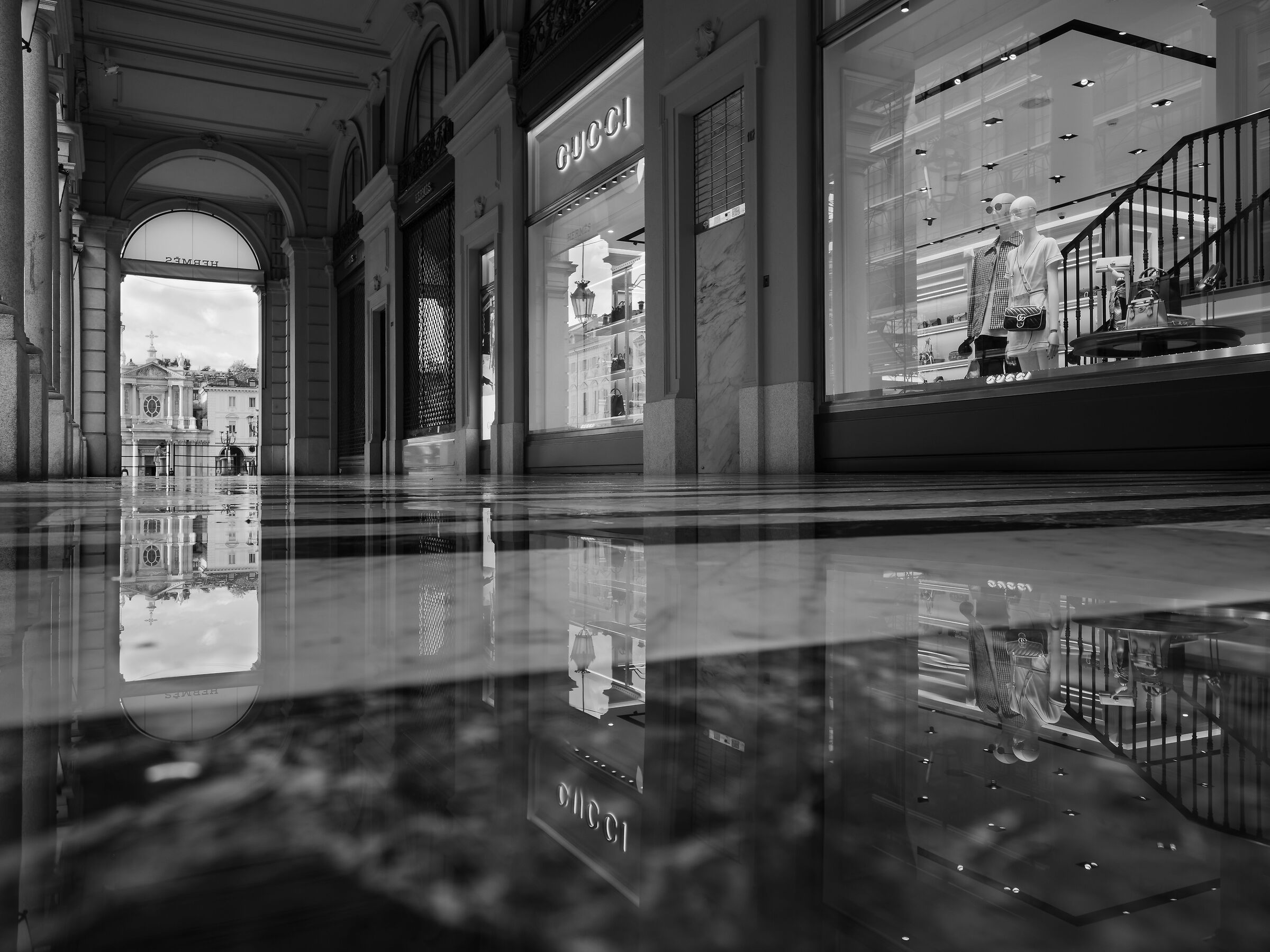 Sotto i portici di via Roma.