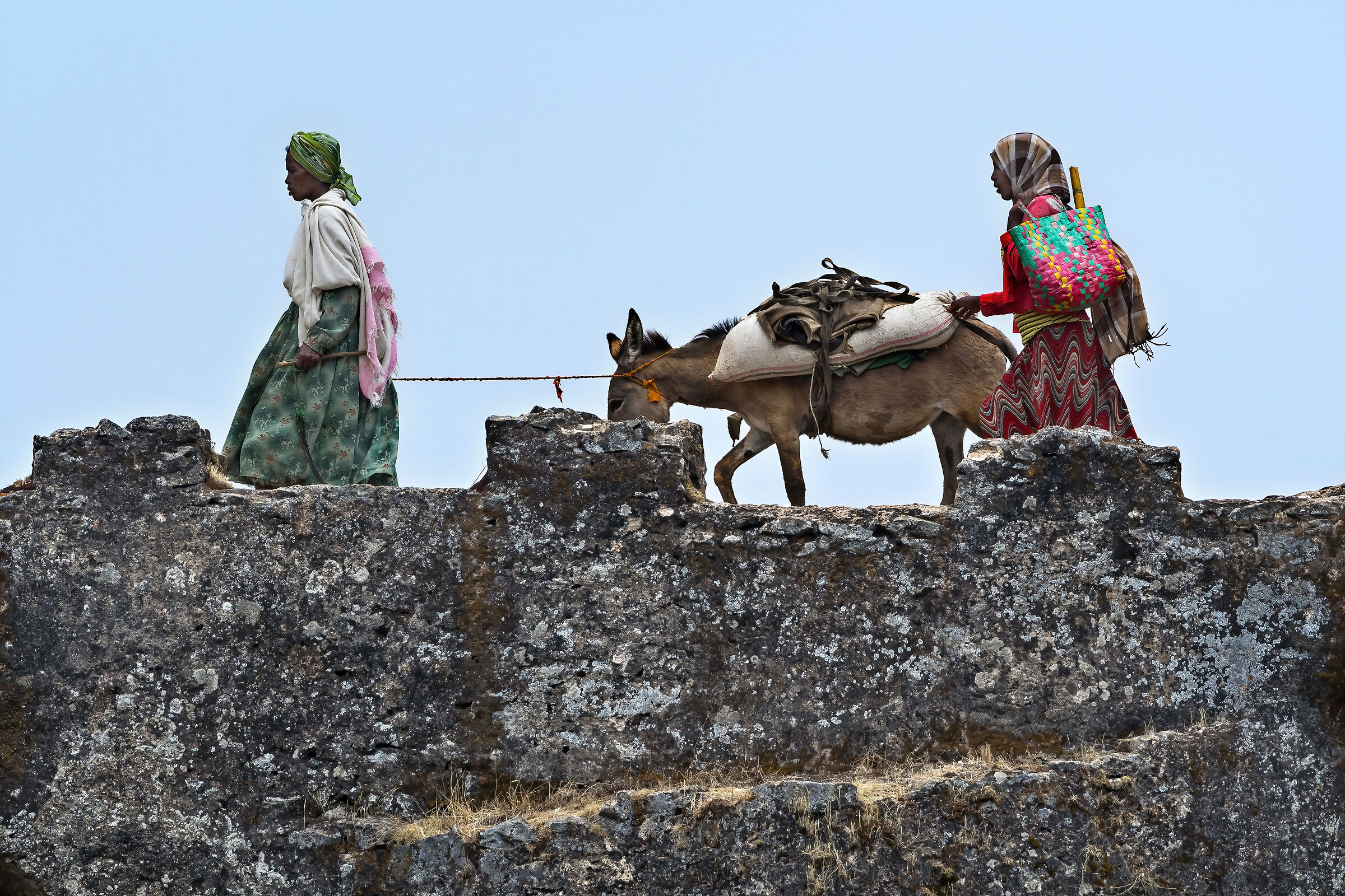 Donne su ponte di pietra
