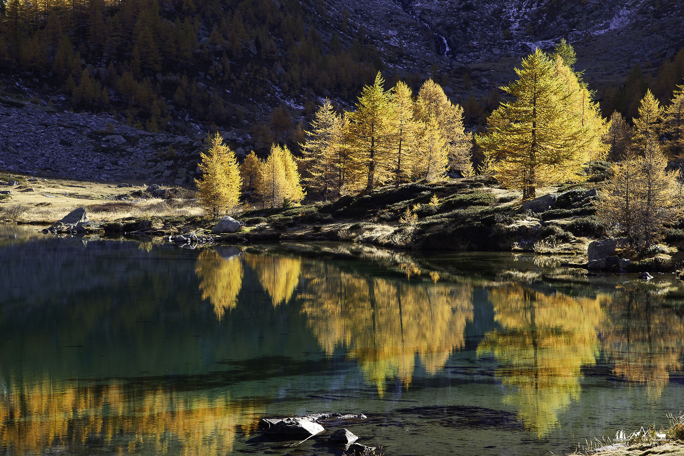 Caldi riflessi sul lago d'Arpy